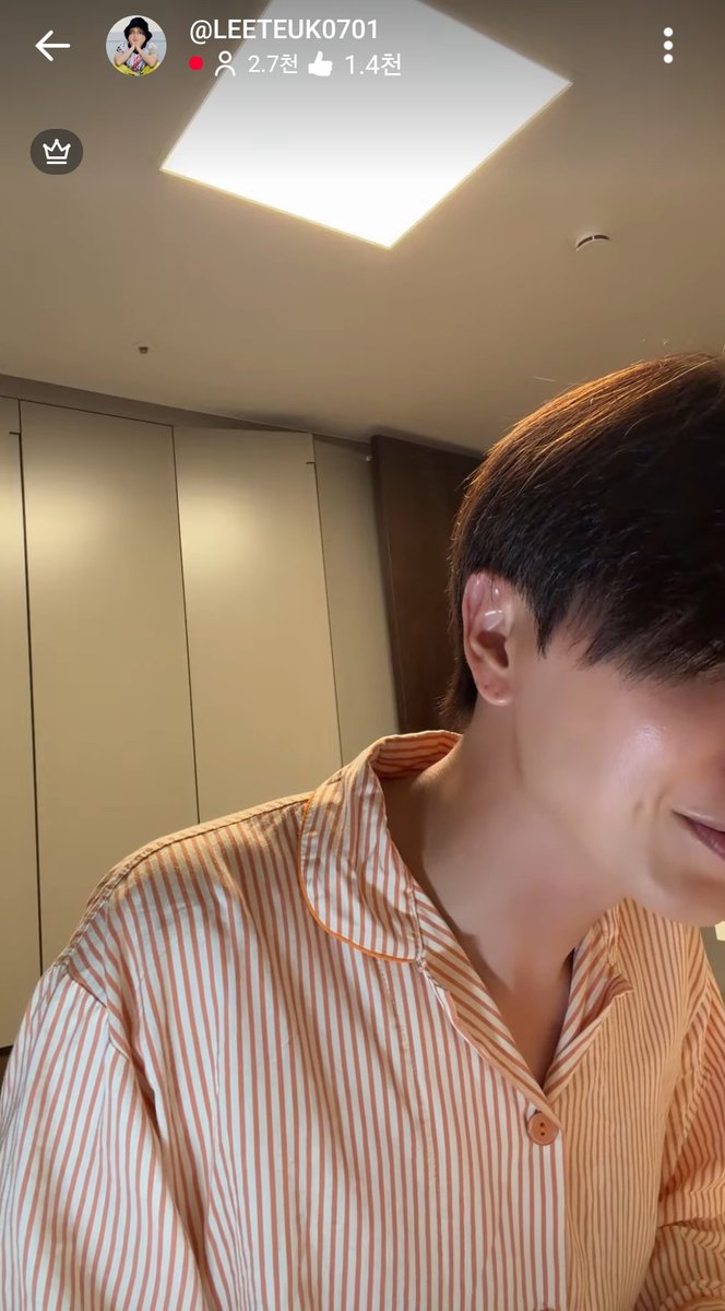 SJJS1004's tweet photo. 눈 안 보여서 가까이 올 때 피어싱자��이랑 보조개 잘 보여서 넘 좋아😭😭 https://t.co/tzG1OfxS07
