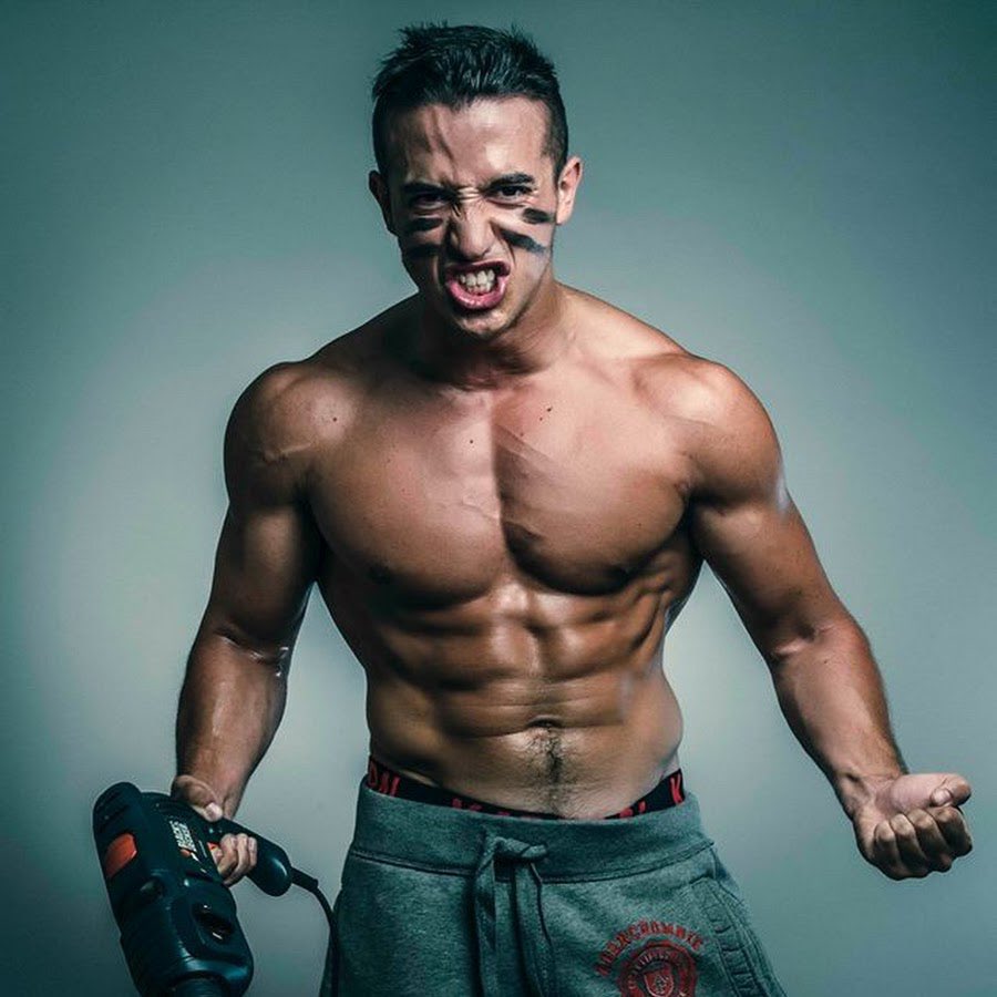 FrenchRapUS's tweet photo. 🚨 Le YouTuber Tibo InShape prend la parole et réagit aux accusations l’associant à l’extrême droite !

« Le combo musculation, drapeau français, armée… ça n’aide pas. Mais c’est clair et net : je suis contre tous les extrêmes, autant l’extrême gauche que l’extrême droite ❌

Je ne veux pas être récupéré politiquement par l’extrême droite. J’aime toutes les religions, j’ai fait plein de vidéos là-dessus, mais les gens vont retenir uniquement ça… » 💔