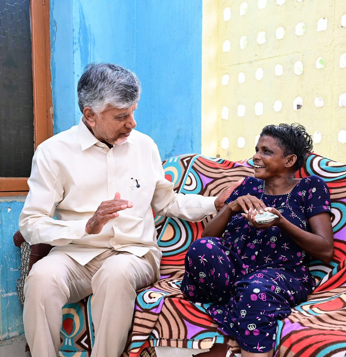 ncbn's tweet photo. ప్రజల ఆశీర్వాదంతో బాధ్యతలు స్వీకరించిన నాటి నుంచి పేదల సేవే మా ప్రభుత్వ ధ్యేయం. ప్రతి నెల 1వ తేదీన  వృద్ధాప్య, వితంతు, దివ్యాంగులు సహా 28 కేటగిరీలకు చెందిన 62.20 లక్షల మంది లబ్ధిదారులకు సామాజిక భద్రతా పింఛన్లు అందిస్తూ అండగా నిలుస్తున్నాం. నేడు నెల్లూరు జిల్లా, గూడూరు నియోజకవర్గం, పున్నపువారిపాలెంలో పద్మమ్మకు ₹4,000 వితంతు పింఛను, తులసమ్మకు ₹15,000 దివ్యాంగ పింఛను అందించడం సంతోషాన్నిచ్చింది. తల్లికి వందనం, స్త్రీశక్తి, దివ్యాంగ శక్తి, మత్స్యకారుల సేవలో, ఆటో డ్రైవర్ల సేవలో వంటి పథకాలతో ప్రతి కుటుంబ జీవితాల్లో శాశ్వత వెలుగులు నింపేందుకు కృషి చేస్తున్నాం.
#PensionsPandugalnAP