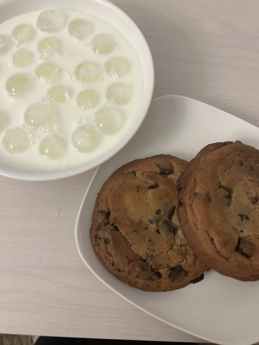 FURU24432996918's tweet photo. セブンのお店で焼いたチョコクッキーやっと見つけた🍪✨ https://t.co/KaT9tl3IXE