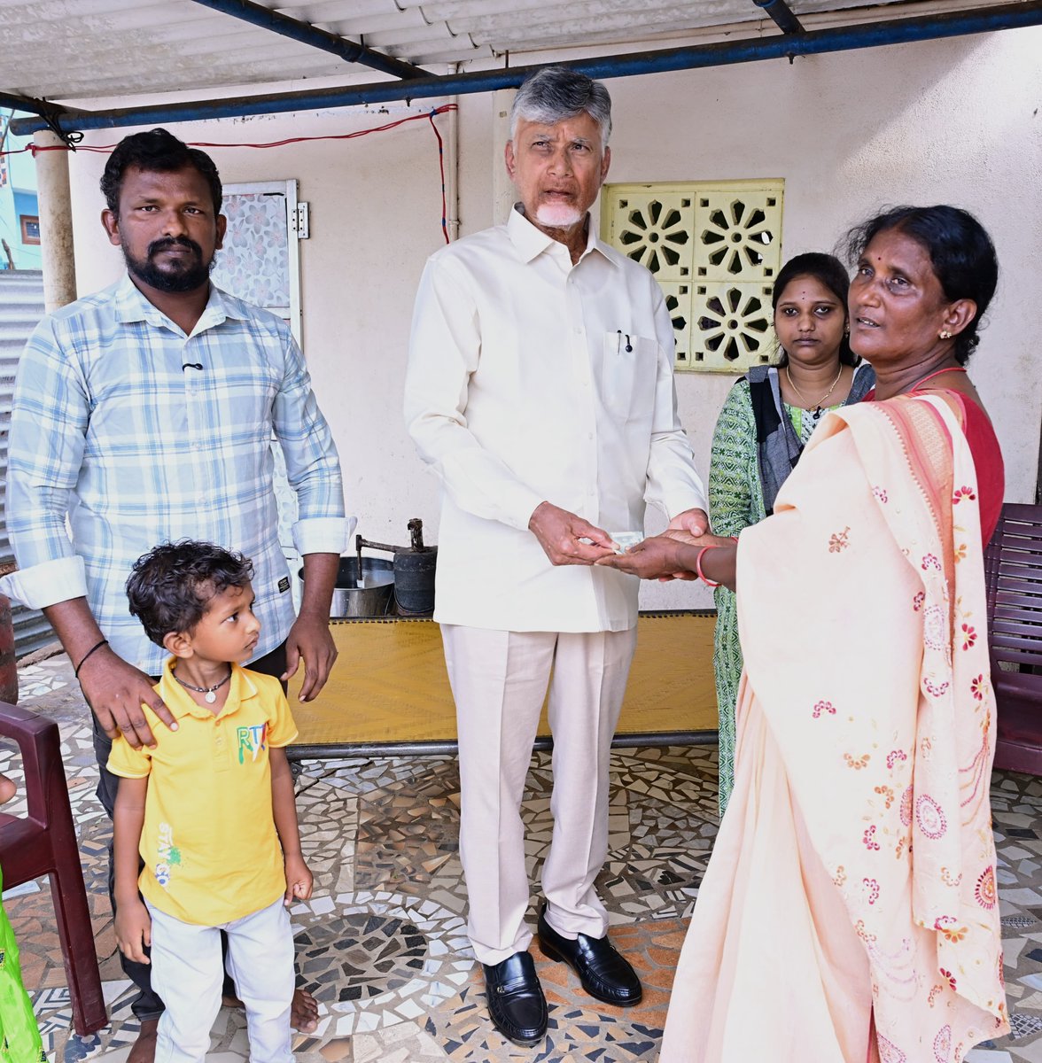 ncbn's tweet photo. ప్రజల ఆశీర్వాదంతో బాధ్యతలు స్వీకరించిన నాటి నుంచి పేదల సేవే మా ప్రభుత్వ ధ్యేయం. ప్రతి నెల 1వ తేదీన  వృద్ధాప్య, వితంతు, దివ్యాంగులు సహా 28 కేటగిరీలకు చెందిన 62.20 లక్షల మంది లబ్ధిదారులకు సామాజిక భద్రతా పింఛన్లు అందిస్తూ అండగా నిలుస్తున్నాం. నేడు నెల్లూరు జిల్లా, గూడూరు నియోజకవర్గం, పున్నపువారిపాలెంలో పద్మమ్మకు ₹4,000 వితంతు పింఛను, తులసమ్మకు ₹15,000 దివ్యాంగ పింఛను అందించడం సంతోషాన్నిచ్చింది. తల్లికి వందనం, స్త్రీశక్తి, దివ్యాంగ శక్తి, మత్స్యకారుల సేవలో, ఆటో డ్రైవర్ల సేవలో వంటి పథకాలతో ప్రతి కుటుంబ జీవితాల్లో శాశ్వత వెలుగులు నింపేందుకు కృషి చేస్తున్నాం.
#PensionsPandugalnAP