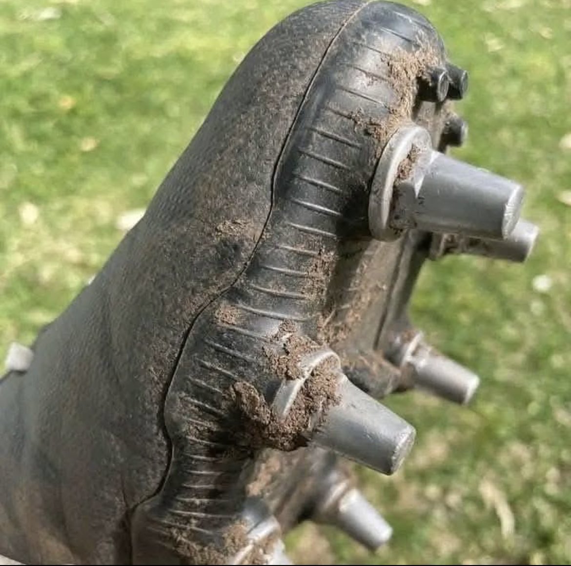 BDbiggest21063's tweet photo. Why do they put this dangerous looking iron in football boot, I think it likely to injure the players. https://t.co/xnZeBQvJ2u