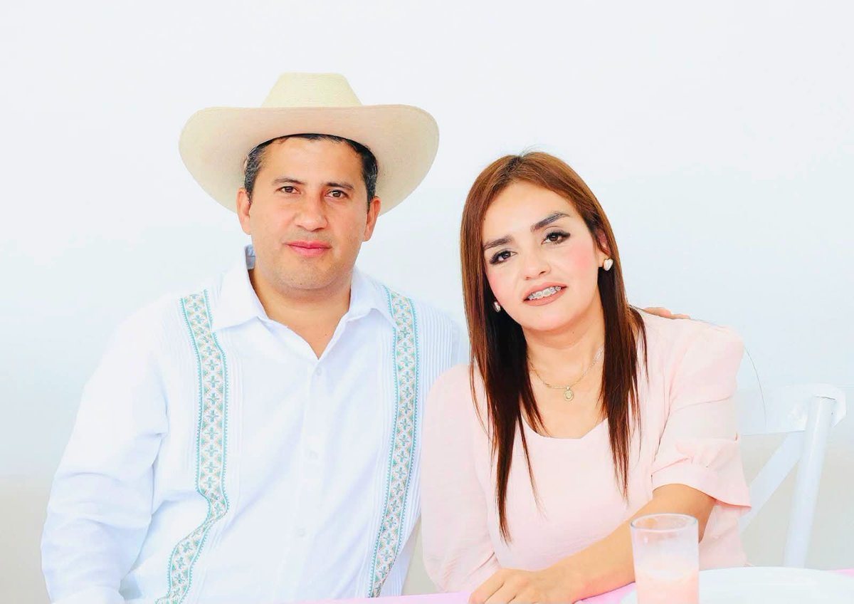 GreciaMich2027's tweet photo. UN CRIMEN DE ESTADO 

"A 8 meses de que te arrebataron la vida cobardemente, 8 meses en donde únicamente han detenido a personas que tuvieron participación indirecta, pero a nadie le a importado investigar verdaderamente quién te mandó quitar la vida, 8 meses en donde solo a habido cortinas de humo queriendo desviar la atención e interés verdadero.
8 meses en donde has sido un presidente más como muchos otros que hoy ya no están con sus familias y todo por querer decir la verdad y todo por confrontar al sistema y a toda la corrupción que existe dentro del poder."

"Cada día no solo recuerdo a Carlos Manzo, recuerdo a los miles de millones de mexicanos que hemos tenido que atravesar por la pérdida de un ser querido, por las miles de millones de madres buscadoras que lejos de recibir apoyo, reciben críticas y represión, por todas aquellas injusticias que se quedan simplemente en una carpeta de investigación que a nadie le importa." GQ

MÉXICO HOY MÁS QUE NUNCA TIENE HAMBRE Y SED DE JUSTICIA 🇲🇽🙏

¡Que Dios nos guarde y que el miedo no nos paralice!