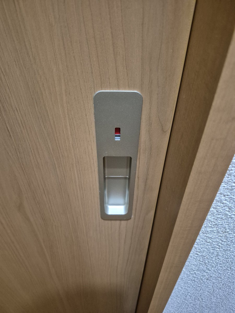 Mgz1770's tweet photo. 家に自分しかいないのに手洗い場の扉内側から閉まってて草 https://t.co/jZcJLRY5nc