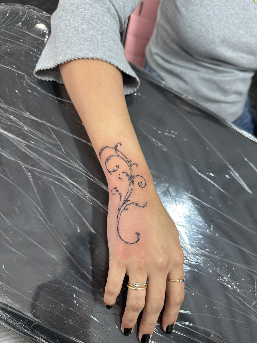 jojcap's tweet photo. hand, finger, wrist decor - all done by me https://t.co/CwzPGrqmpr