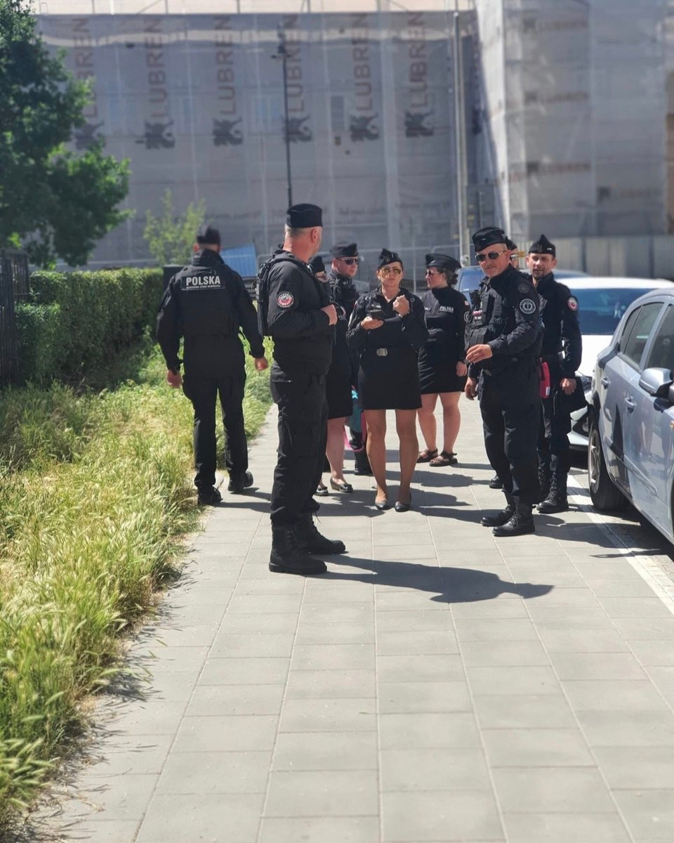 OmzRi's tweet photo. NEOFASZYŚCI Z KAMRACTWA TWORZĄ BOJÓWKI PODSZYWAJĄCY SIĘ ZA POLICJĘ  I ATAKUJĄ CUDZOZIEMCÓW ❗️🇷🇺

To, co widzicie na zdjęciach, to absolutny skandal i sytuacja, która nigdy nie powinna mieć miejsca w demokratycznym państwie prawa. Członkowie skrajnie prawicowego, neofaszystowskiego ruchu tzw. "Kamratów" zaczęli masowo zakładać czarne mundury, które są łudząco podobne do oficjalnego umundurowania polskiej Policji czy innych służb państwowych.

​Tego typu praktyki celowo wprowadzają opinię publiczną oraz postronnych ludzi w błąd. Osoby nieznające szczegółów polskich realiów mundurowych – w szczególności przerażeni obcokrajowcy, w tym uchodźcy z Ukrainy czy przedstawiciele mniejszości żydowskiej – są przekonani, że mają do czynienia z funkcjonariuszami państwowymi.

​Wykorzystując to mylne wrażenie, te samozwańcze, neofaszystowskie bojówki legitymują, nękają, a nawet fizycznie i psychicznie atakują cudzoziemców na ulicach polskich miast. Osoby potrzebujące pomocy i ochrony zamiast wsparcia ze strony rzekomej „władzy” spotykają się z rasistowską i ksenofobiczną agresją.

​Nie ma i nie będzie naszej zgody na tolerowanie istnienia brunatnych bojówek, które bezprawnie przypisują sobie rolę policji, by siać nienawiść i strach! Żądamy od podległych organów ścigania natychmiastowej i stanowczej reakcji w sprawie nielegalnego posługiwania się elementami umundurowania oraz pociągnięcia sprawców tych ataków do odpowiedzialności karnej.

​Widziałeś podobne sytuacje? Zgłoś to do nas! Nie bądź obojętny.

Kamractwo to prorosyjski neofaszystowski niezalegalizowany ruch, który rozwija się jak nowotwór na organizmie Polskiego Państwa.

_________
 🟥 UWAGA 

​Jak pewnie Państwo zauważyliście, od kilku tygodni jesteśmy obiektem intensywnych ataków ze strony braunistów.

​Musieliśmy kilku najbardziej rozhamowanych postawić przed sądem i stąd zwiększone wydatki.

​Będziemy bardzo zobowiązani, jeśli zdecydujecie się wesprzeć nasze działania wpłatą dowolnej kwoty na tę zbiórkę:
​https://t.co/xTFhjOmyqo

​Utrzymujemy nasze działania wyłącznie z dobrowolnych darowizn osób, które popierają to, co robimy.

​Jeśli jesteś jedną z takich osób, będziemy wdzięczni za każdą wpłatę:

​PayPal i karta płatnicza: https://t.co/UoCbYqT979

​https://t.co/fsJFQ2wynF

​Dane do przelewu:
nr konta 19 2490 0005 0000 4520 8435 8540
Ośrodek Monitorowania Zachowań Rasistowskich i Ksenofobicznych
Ul. Hoża 86/410
00-682 Warszawa
tytuł: "darowizna na działalność statutową"
IBAN: PL19249000050000452084358540
SWIFT: ALBPPLPW

​Uruchomiliśmy nasz profil na portalu Patronite; będziemy zobowiązani, jeśli zdecydujecie się Państwo zostać naszymi patronami:
https://t.co/mDBDrRpCHD

​#OMZRiK #Kamractwo #StopFaszyzmowi #Ksenofobia #Bezpieczeństwo