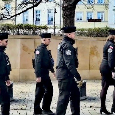 OmzRi's tweet photo. NEOFASZYŚCI Z KAMRACTWA TWORZĄ BOJÓWKI PODSZYWAJĄCY SIĘ ZA POLICJĘ  I ATAKUJĄ CUDZOZIEMCÓW ❗️🇷🇺

To, co widzicie na zdjęciach, to absolutny skandal i sytuacja, która nigdy nie powinna mieć miejsca w demokratycznym państwie prawa. Członkowie skrajnie prawicowego, neofaszystowskiego ruchu tzw. "Kamratów" zaczęli masowo zakładać czarne mundury, które są łudząco podobne do oficjalnego umundurowania polskiej Policji czy innych służb państwowych.

​Tego typu praktyki celowo wprowadzają opinię publiczną oraz postronnych ludzi w błąd. Osoby nieznające szczegółów polskich realiów mundurowych – w szczególności przerażeni obcokrajowcy, w tym uchodźcy z Ukrainy czy przedstawiciele mniejszości żydowskiej – są przekonani, że mają do czynienia z funkcjonariuszami państwowymi.

​Wykorzystując to mylne wrażenie, te samozwańcze, neofaszystowskie bojówki legitymują, nękają, a nawet fizycznie i psychicznie atakują cudzoziemców na ulicach polskich miast. Osoby potrzebujące pomocy i ochrony zamiast wsparcia ze strony rzekomej „władzy” spotykają się z rasistowską i ksenofobiczną agresją.

​Nie ma i nie będzie naszej zgody na tolerowanie istnienia brunatnych bojówek, które bezprawnie przypisują sobie rolę policji, by siać nienawiść i strach! Żądamy od podległych organów ścigania natychmiastowej i stanowczej reakcji w sprawie nielegalnego posługiwania się elementami umundurowania oraz pociągnięcia sprawców tych ataków do odpowiedzialności karnej.

​Widziałeś podobne sytuacje? Zgłoś to do nas! Nie bądź obojętny.

Kamractwo to prorosyjski neofaszystowski niezalegalizowany ruch, który rozwija się jak nowotwór na organizmie Polskiego Państwa.

_________
 🟥 UWAGA 

​Jak pewnie Państwo zauważyliście, od kilku tygodni jesteśmy obiektem intensywnych ataków ze strony braunistów.

​Musieliśmy kilku najbardziej rozhamowanych postawić przed sądem i stąd zwiększone wydatki.

​Będziemy bardzo zobowiązani, jeśli zdecydujecie się wesprzeć nasze działania wpłatą dowolnej kwoty na tę zbiórkę:
​https://t.co/xTFhjOmyqo

​Utrzymujemy nasze działania wyłącznie z dobrowolnych darowizn osób, które popierają to, co robimy.

​Jeśli jesteś jedną z takich osób, będziemy wdzięczni za każdą wpłatę:

​PayPal i karta płatnicza: https://t.co/UoCbYqT979

​https://t.co/fsJFQ2wynF

​Dane do przelewu:
nr konta 19 2490 0005 0000 4520 8435 8540
Ośrodek Monitorowania Zachowań Rasistowskich i Ksenofobicznych
Ul. Hoża 86/410
00-682 Warszawa
tytuł: "darowizna na działalność statutową"
IBAN: PL19249000050000452084358540
SWIFT: ALBPPLPW

​Uruchomiliśmy nasz profil na portalu Patronite; będziemy zobowiązani, jeśli zdecydujecie się Państwo zostać naszymi patronami:
https://t.co/mDBDrRpCHD

​#OMZRiK #Kamractwo #StopFaszyzmowi #Ksenofobia #Bezpieczeństwo