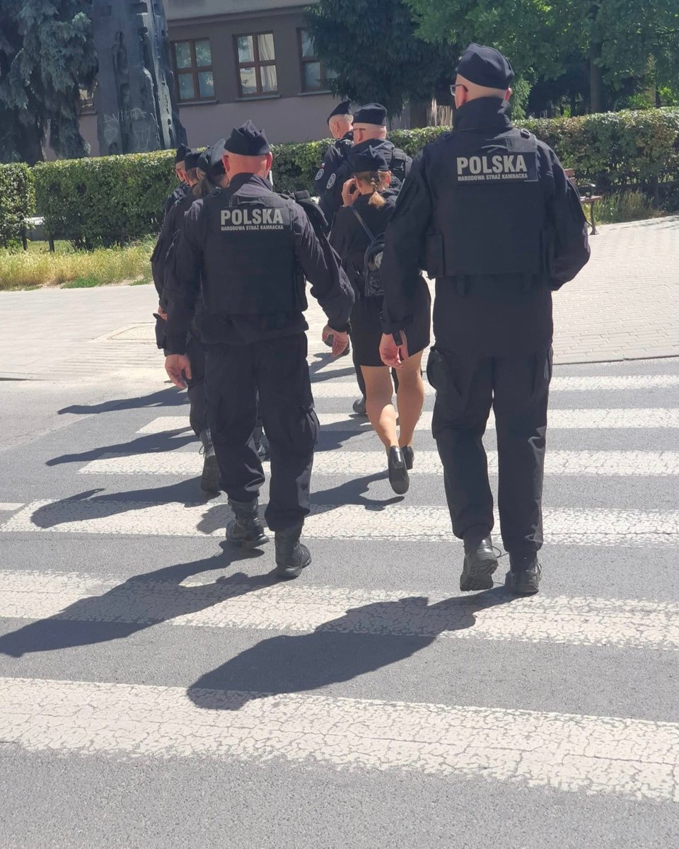 OmzRi's tweet photo. NEOFASZYŚCI Z KAMRACTWA TWORZĄ BOJÓWKI PODSZYWAJĄCY SIĘ ZA POLICJĘ  I ATAKUJĄ CUDZOZIEMCÓW ❗️🇷🇺

To, co widzicie na zdjęciach, to absolutny skandal i sytuacja, która nigdy nie powinna mieć miejsca w demokratycznym państwie prawa. Członkowie skrajnie prawicowego, neofaszystowskiego ruchu tzw. "Kamratów" zaczęli masowo zakładać czarne mundury, które są łudząco podobne do oficjalnego umundurowania polskiej Policji czy innych służb państwowych.

​Tego typu praktyki celowo wprowadzają opinię publiczną oraz postronnych ludzi w błąd. Osoby nieznające szczegółów polskich realiów mundurowych – w szczególności przerażeni obcokrajowcy, w tym uchodźcy z Ukrainy czy przedstawiciele mniejszości żydowskiej – są przekonani, że mają do czynienia z funkcjonariuszami państwowymi.

​Wykorzystując to mylne wrażenie, te samozwańcze, neofaszystowskie bojówki legitymują, nękają, a nawet fizycznie i psychicznie atakują cudzoziemców na ulicach polskich miast. Osoby potrzebujące pomocy i ochrony zamiast wsparcia ze strony rzekomej „władzy” spotykają się z rasistowską i ksenofobiczną agresją.

​Nie ma i nie będzie naszej zgody na tolerowanie istnienia brunatnych bojówek, które bezprawnie przypisują sobie rolę policji, by siać nienawiść i strach! Żądamy od podległych organów ścigania natychmiastowej i stanowczej reakcji w sprawie nielegalnego posługiwania się elementami umundurowania oraz pociągnięcia sprawców tych ataków do odpowiedzialności karnej.

​Widziałeś podobne sytuacje? Zgłoś to do nas! Nie bądź obojętny.

Kamractwo to prorosyjski neofaszystowski niezalegalizowany ruch, który rozwija się jak nowotwór na organizmie Polskiego Państwa.

_________
 🟥 UWAGA 

​Jak pewnie Państwo zauważyliście, od kilku tygodni jesteśmy obiektem intensywnych ataków ze strony braunistów.

​Musieliśmy kilku najbardziej rozhamowanych postawić przed sądem i stąd zwiększone wydatki.

​Będziemy bardzo zobowiązani, jeśli zdecydujecie się wesprzeć nasze działania wpłatą dowolnej kwoty na tę zbiórkę:
​https://t.co/xTFhjOmyqo

​Utrzymujemy nasze działania wyłącznie z dobrowolnych darowizn osób, które popierają to, co robimy.

​Jeśli jesteś jedną z takich osób, będziemy wdzięczni za każdą wpłatę:

​PayPal i karta płatnicza: https://t.co/UoCbYqT979

​https://t.co/fsJFQ2wynF

​Dane do przelewu:
nr konta 19 2490 0005 0000 4520 8435 8540
Ośrodek Monitorowania Zachowań Rasistowskich i Ksenofobicznych
Ul. Hoża 86/410
00-682 Warszawa
tytuł: "darowizna na działalność statutową"
IBAN: PL19249000050000452084358540
SWIFT: ALBPPLPW

​Uruchomiliśmy nasz profil na portalu Patronite; będziemy zobowiązani, jeśli zdecydujecie się Państwo zostać naszymi patronami:
https://t.co/mDBDrRpCHD

​#OMZRiK #Kamractwo #StopFaszyzmowi #Ksenofobia #Bezpieczeństwo