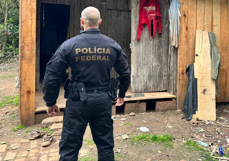 policiafederal's tweet photo. 🚔 #OPERAÇÃOPF | PF resgata 6 trabalhadores indígenas da etnia Guarani em condição análoga à escravidão em Glorinha/RS e prende um suspeito em flagrante. Ação conjunta com o MTE e o MPT identificou condições degradantes de trabalho na zona rural do município. ➡️ Saiba mais: https://t.co/3Nm2VoWo4f