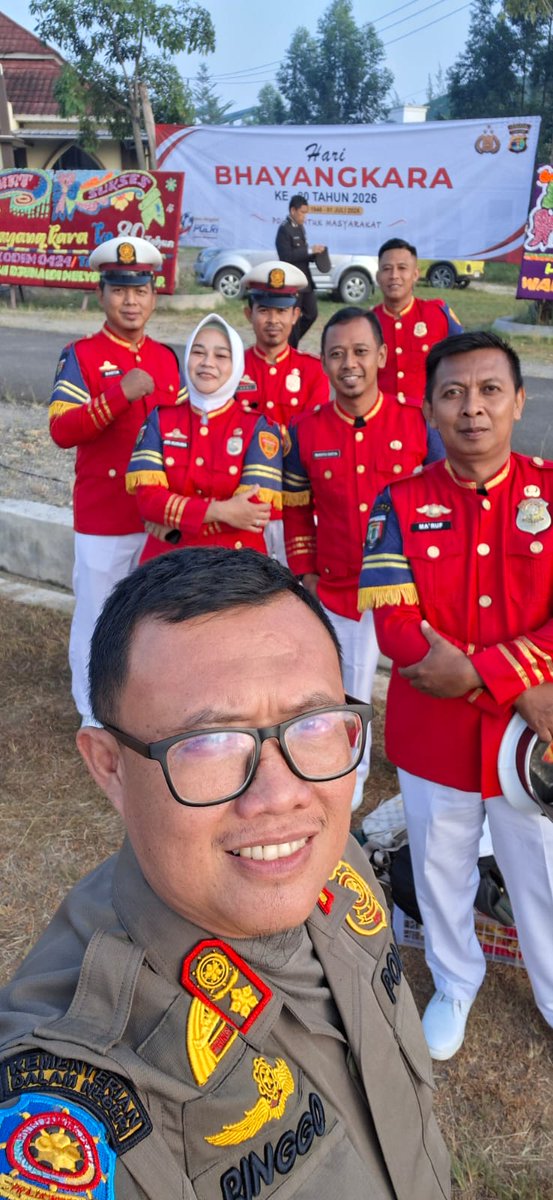 polpp_pringsewu's tweet photo. Korps Musik (Korsik) Satuan Polisi Pamong Praja Kabupaten Pringsewu ikut hadir dan mengiringi kegiatan Upacara Peringatan Hari Bhayangkara ke-80 Tahun 2026.

Upacara tersebut dilaksanakan pagi hari tadi di halaman depan Mapolres Pringsewu. (01/07/2026)
#korsikpringsewu https://t.co/sYHdu1ZO0B