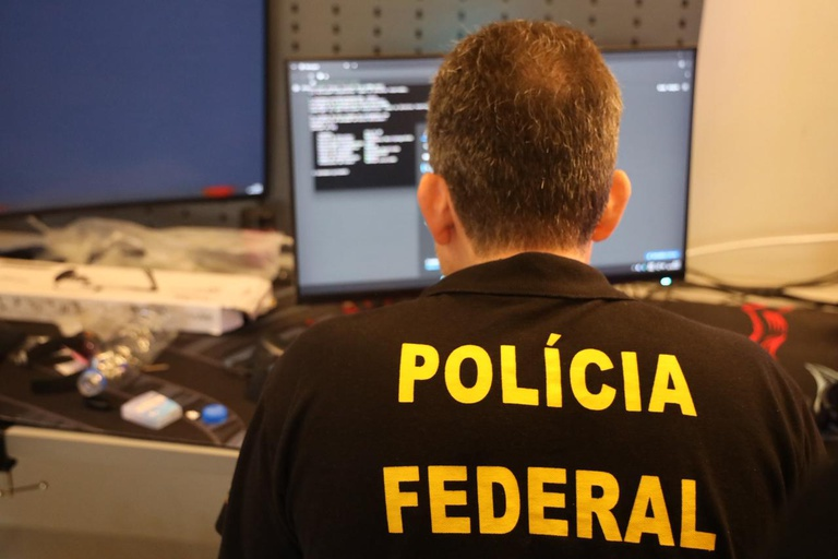 policiafederal's tweet photo. 🚔 #OPERAÇÃOPF | PF identifica 1.770 anúncios digitais fraudulentos que simulavam serviços públicos e usavam a imagem de órgãos públicos para aplicar golpes. A Operação Ad Phishing cumpre 9 mandados em MG, SC, RJ e SP. ➡️ Saiba mais: https://t.co/YRFB8Jc8ni https://t.co/CybpWRRPrM