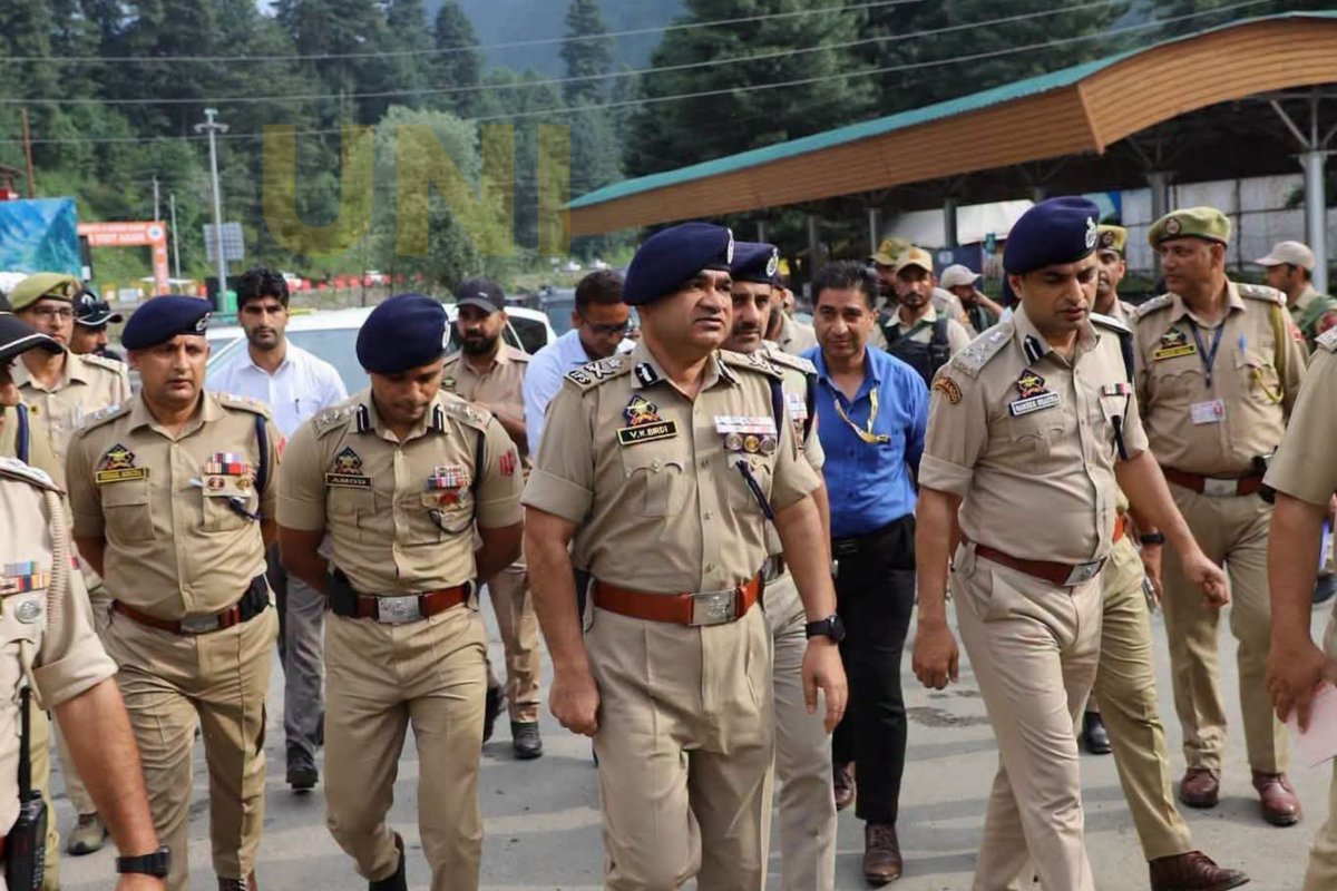 UNI_Photos's tweet photo. In Photos | IGP Kashmir V.K. Birdi reviewed security arrangements ahead of the annual Amarnath Yatra-2026 in Pahalgam, Jammu and Kashmir, Wednesday (01/07).
📸: Shah Junaid / UNI
#AmarnathYatra2026 | #ShriAmarnathJiYatra | #VKBirdi | #KashmirPolice | #SecurityReview | #Pahalgam | #JammuAndKashmir | #UNI