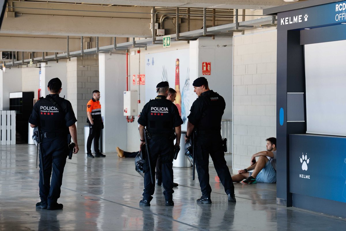 LaLigaCorp's tweet photo. 🛡️ LALIGA participa junto al @RCDEspanyol en un simulacro de emergencias, con la colaboración de los @mossos, @CruzRojaEsp y personal de partido y actores implicados, para poner a prueba los procedimientos de actuación y coordinación ante una agresión sexual. 

🤝 Un ejercicio enmarcado en el Protocolo-Guía de LALIGA para seguir reforzando la seguridad y la protección de las personas en los estadios.