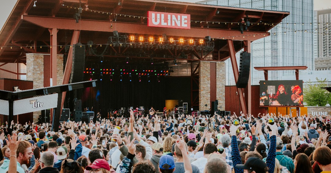 Summerfest's tweet photo. Warm summer days = live music!🎶 Stay cool July 2 &amp; July 3 - bring one sealed plastic water bottle (20 oz or less) into the park (excluding @amfamamp).

Plus, enjoy misting stations, water fountains &amp; 2 MCTS cooling buses inside the park at the North and South ends. 💧 https://t.co/QWyLXeNBXR