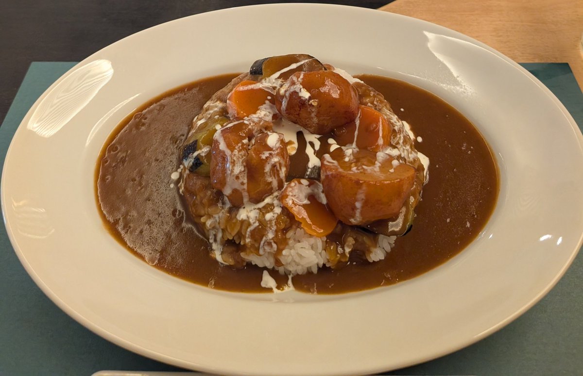 Iris_Torrefie's tweet photo. 今夜は心斎橋PARCOの #カレーと洋食KARATO さんでカレーをいただきました。
サラダと、本日の野菜カレー、カレーのお供のらっきょうと福神漬け、キャベツのピクルスです。
たっぷりの野菜サラダと、ナスとじゃがいもと人参が美味しい辛さはマイルドなカレー🍛
美味しくいただきました💜 https://t.co/zsX4RcuSuo