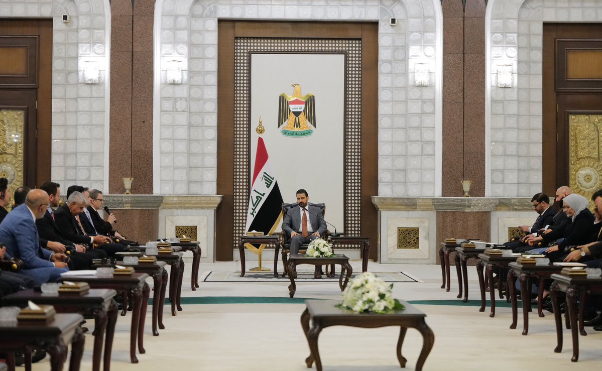 IraqiPMO's tweet photo. استقبل رئيس مجلس الوزراء السيد علي فالح الزيدي، اليوم الأربعاء، السفير التركي لدى العراق انيل بورا انان، وممثلي عدد من الشركات ورجال الأعمال الأتراك في إطار مجلس الأعمال العراقي- التركي.

وأكد سيادته أهمية العلاقات الاقتصادية والاستثمارية بين العراق وتركيا، منوهاً بوجود الكثير من الفرص الاستثمارية المتاحة أمام الشركات التركية، كما أشار إلى مشروع طريق التنمية ومشروع ميناء الفاو وإدارة وتشغيل المستشفيات والمطارات، وغيرها من المشاريع الاستثمارية، بجانب مشاريع الطاقة وإدارة المياه.

ووجّه السيد رئيس مجلس الوزراء بتسهيل الإجراءات المتعلقة بتأشيرات الدخول لرجال الأعمال الأتراك، وغيرها من التسهيلات التي من شأنها إدامة زخم الحركة الاستثمارية في العراق.

من جانبه، أكد السفير التركي اهتمام حكومة بلاده بتطوير العلاقات الثنائية بين البلدين الصديقين في مختلف المجالات، فيما أعرب رجال الأعمال الأتراك عن استعدادهم للانطلاق بالمشاريع الاستثمارية في العراق.