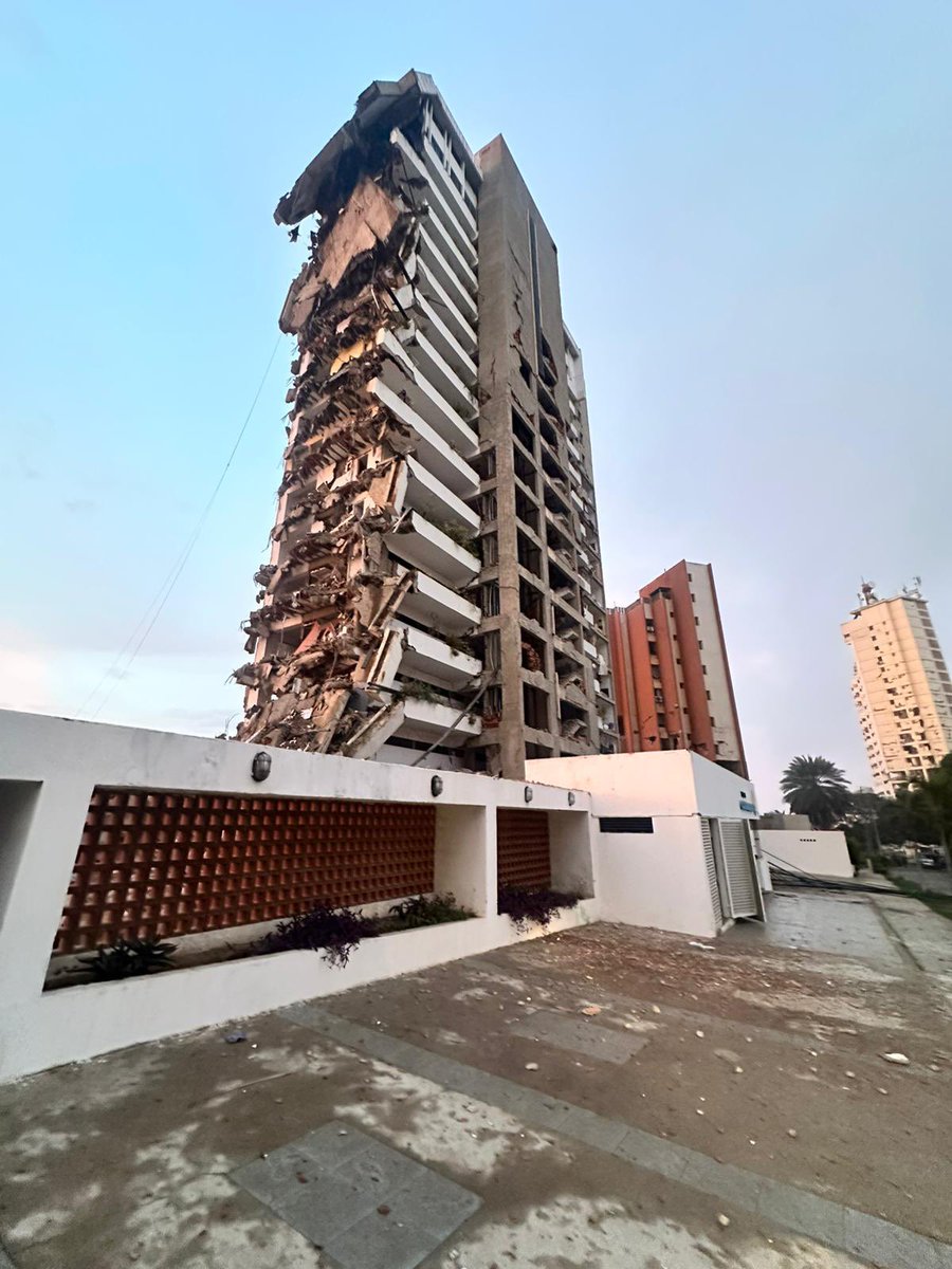 isxmxrrg's tweet photo. Cuantas residencias y cuantos edificios caídos no están registrados que la gente ni sabe, Residencia Costa Dorada el ala A se vino completamente abajo aunque la estructura del edificio sigue de pie y nadie lo reporta, habrán muchas personas ahí vivas o muertas y nadie va. https://t.co/nGB0DXqYXn