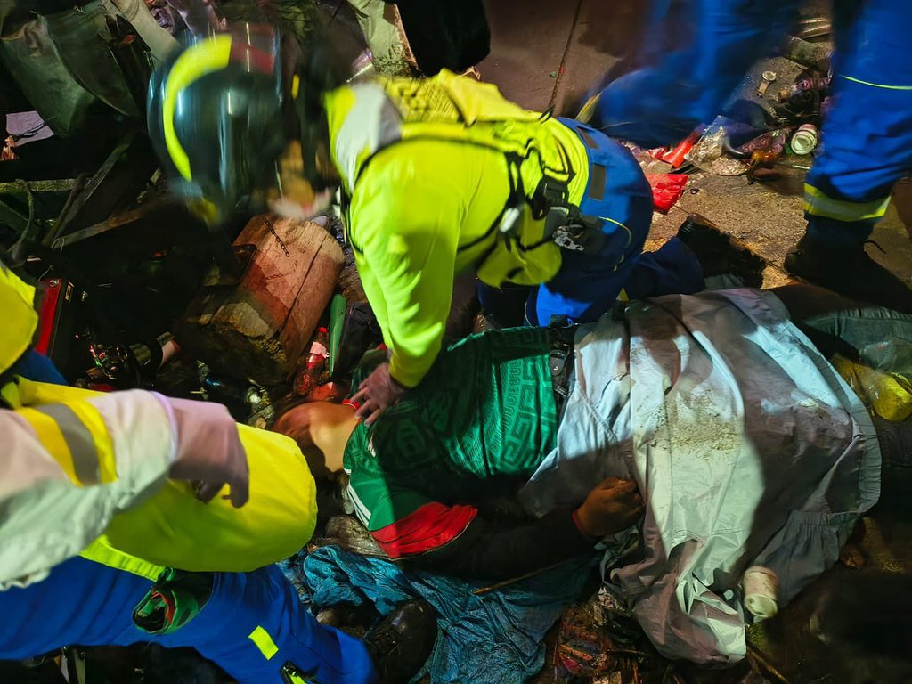 PluralSv's tweet photo. #ElMundoHoy | Tres personas fallecieron por asfixia en México, mientras celebraban el triunfo de su selección.