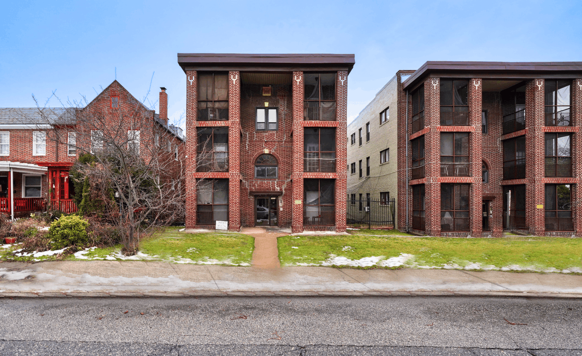 YaakovKanevsky's tweet photo. A rent roll that's roughly 50% below market usually gets investors' attention.

This 16-unit property on Park Avenue offers a straightforward value-add opportunity in one of Baltimore's strongest rental corridors.

With nearby universities, Penn Station, and the Reservoir Square redevelopment, the location provides the fundamentals. The business plan provides the upside.

📩 Interested? DM us for the financials and investment package.

📧 yaakov@midfieldre.com
📱 410-498-5408

#Multifamily #CommercialRealEstate #InvestmentProperty #CRE #BaltimoreRealEstate #MarylandRealEstate