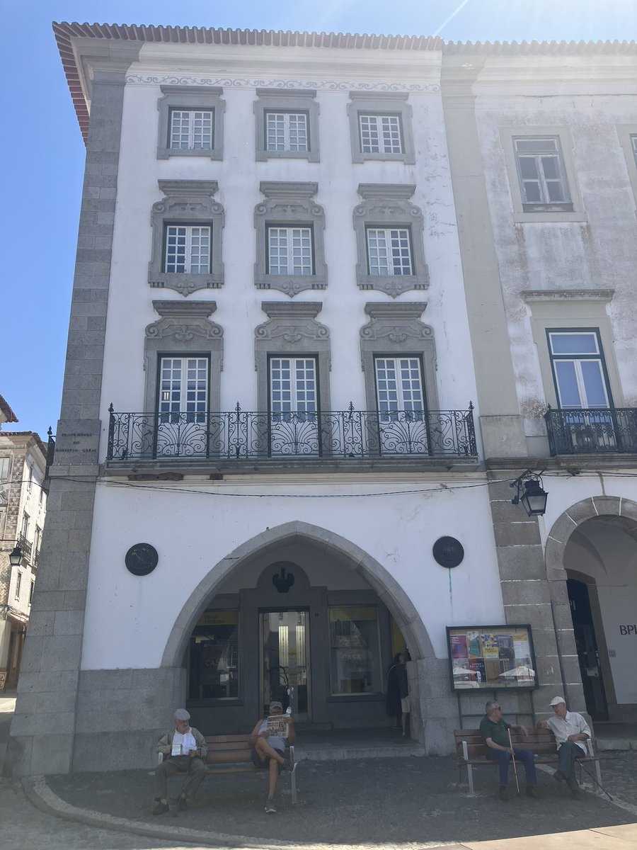 levifernandes's tweet photo. Lisbonne et plusieurs régions du Portugal en alerte rouge dans les prochains jours
Les températures pourraient grimper jusqu'à 44°C au centre du pays jeudi et vendredi.
Des thermomètres affichaient déjà les 44 mercredi à Evora (centre du Portugal) https://t.co/7JPJyKq26M