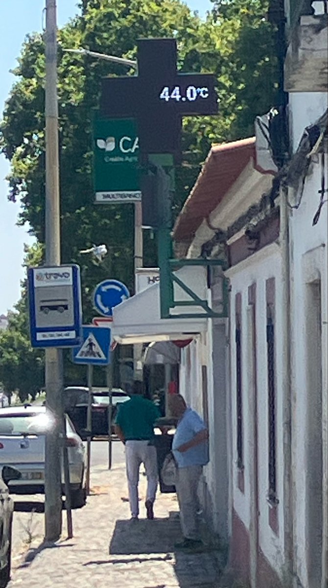levifernandes's tweet photo. Lisbonne et plusieurs régions du Portugal en alerte rouge dans les prochains jours
Les températures pourraient grimper jusqu'à 44°C au centre du pays jeudi et vendredi.
Des thermomètres affichaient déjà les 44 mercredi à Evora (centre du Portugal) https://t.co/7JPJyKq26M