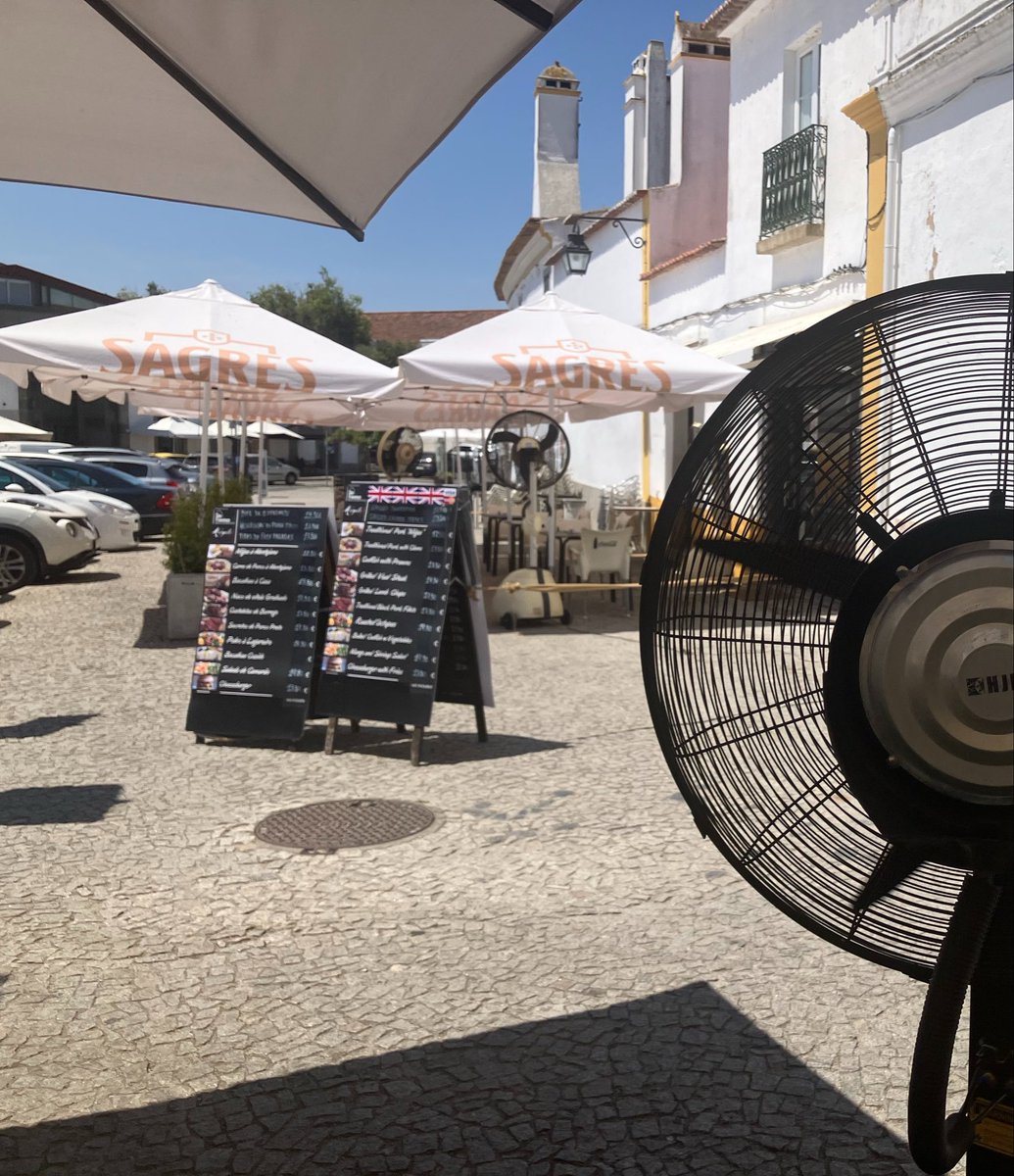levifernandes's tweet photo. Lisbonne et plusieurs régions du Portugal en alerte rouge dans les prochains jours
Les températures pourraient grimper jusqu'à 44°C au centre du pays jeudi et vendredi.
Des thermomètres affichaient déjà les 44 mercredi à Evora (centre du Portugal) https://t.co/7JPJyKq26M