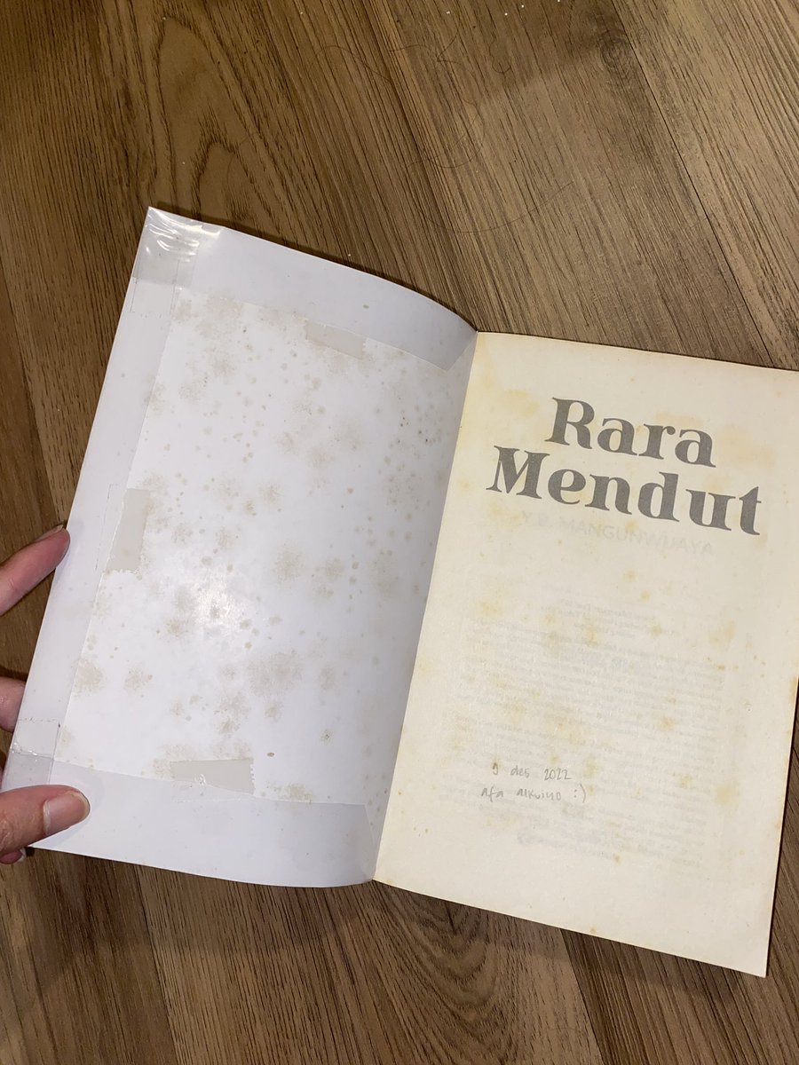 asteraliacea's tweet photo. buku-buku gue ga ada yang ga disampul plastik covernya, beberapa bulan sekali gue jemur &amp; buka-bukain halamannya biar ga jamuran, bahkan rak buku udah gue taroin kamper banyak, eh ditinggal pulkam bentar tetep aje jamuran 😹💔 https://t.co/L8pdgHVZDD