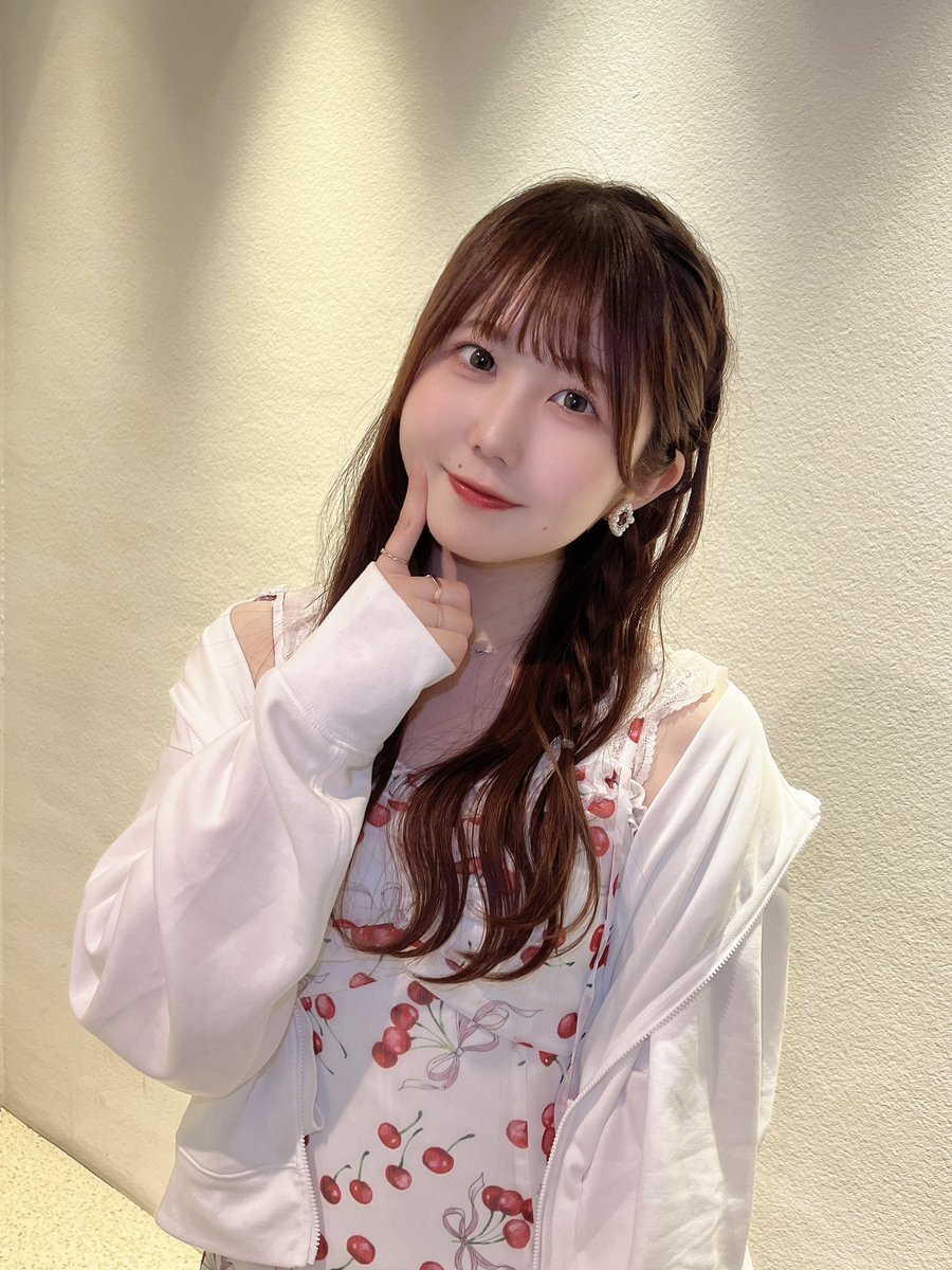 Ayamori_Chika's tweet photo. 誕生日を迎えました🎂🍒
応援してくださっている皆さんのおかげでここにいることができてます！
いつもありがとう💐 https://t.co/66NzfBlddJ
