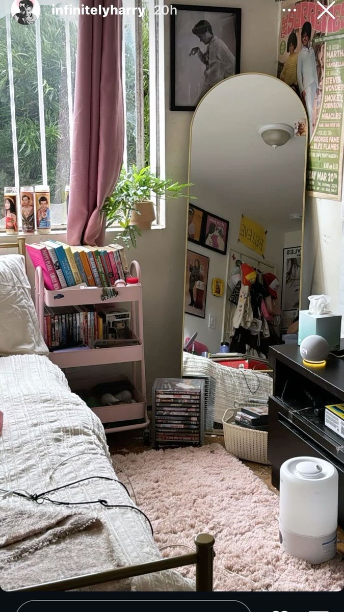 hescutelatino's tweet photo. bedroom of a 25 year old woman https://t.co/y2pbsJ4p8A