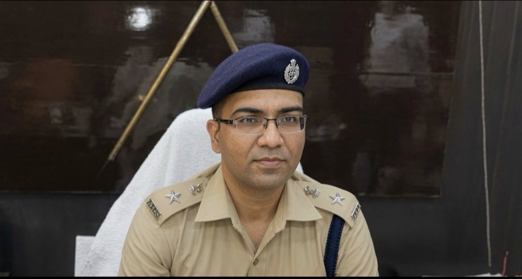 Portfolio_Bull's tweet photo. Bro became a IPS officer

Now caught with ₹3 crore of cash.

All these with ₹56,100 per month salary. 

Power of Investment 🔥 https://t.co/wSbJahOp7h