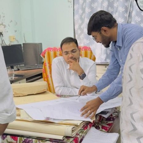 InfoPatan's tweet photo. પાટણ જિલ્લા કલેક્ટરશ્રી ડૉ. પ્રશાંત જિલોવા દ્વારા SLR અને ILR ઓફિસ તેમજ રેકોર્ડ રૂમની ઓચંતી મુલાકાત લેવામાં આવી.

વધુમાં, ભૂમિસીમાંકન અંતર્ગત પાયલોટ હારીજ તાલુકાની ફિલ્ડ અને દફતરી માપણી કામગીરીની રૂબરૂ મુલાકાત લઈ અધિકારીઓને જરૂરી માર્ગદર્શન પૂરું પાડ્યું.
@CollectorPatan https://t.co/uY34MNrNW0