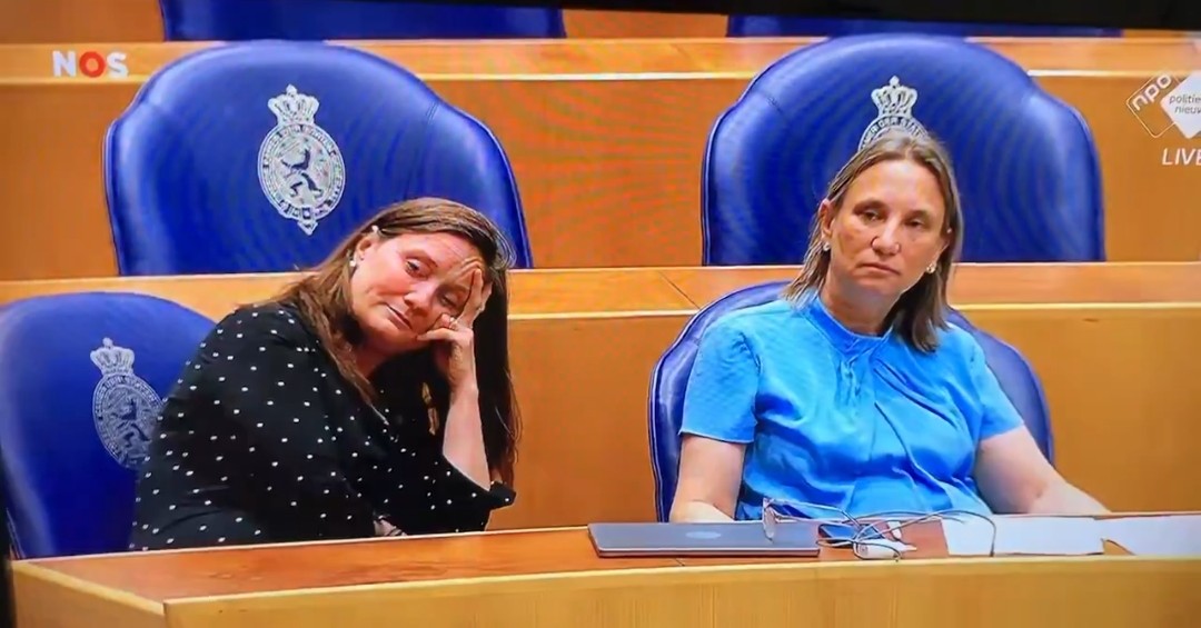 moeva18's tweet photo. Ongeïnteresseerd en lachend.
Zie deze @progressiefned 11.000 euro per maand op hun rekening krijgende arrogantie zitten.

Dan ben je inderdaad zielloos @suzanne_GL en Brommert https://t.co/3slXAKWedF