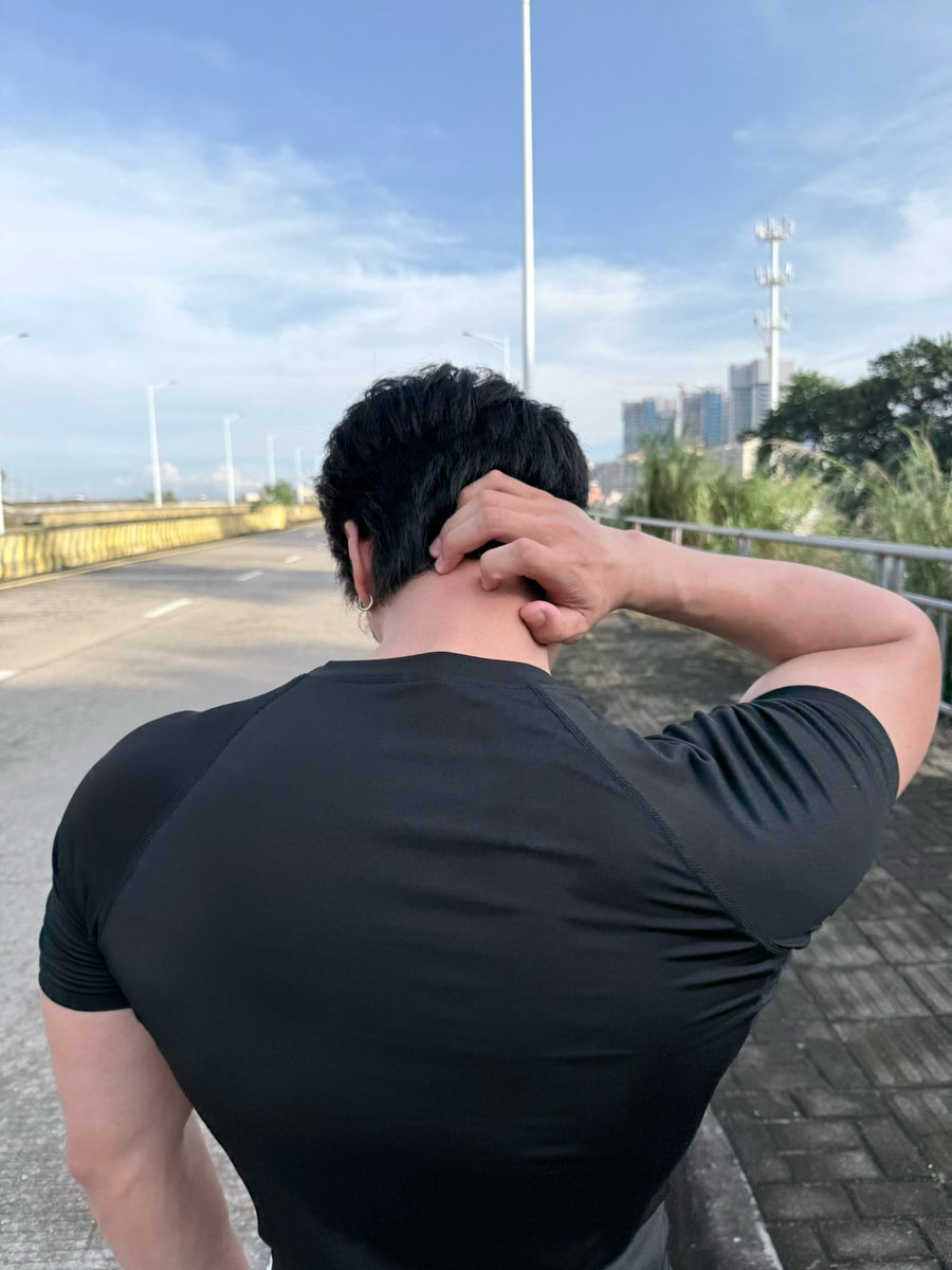 asmchangfen's tweet photo. #宽肩窄腰 旁边有人看着我只能假装在抓痒 https://t.co/WAL6Q4aKgc