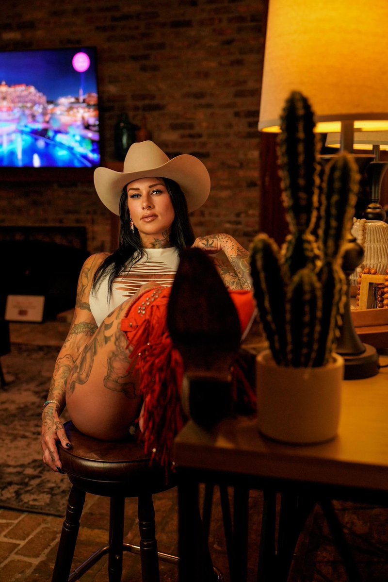KinessaJohnson's tweet photo. Some girls wear the hat…
I wear the whole damn attitude. 🤠❤️‍🔥

#cowgirlvibes #bootsandattitude #tattooedgirls 

📸 - @photo.miami.USA on instagram https://t.co/MKetZ46vUG