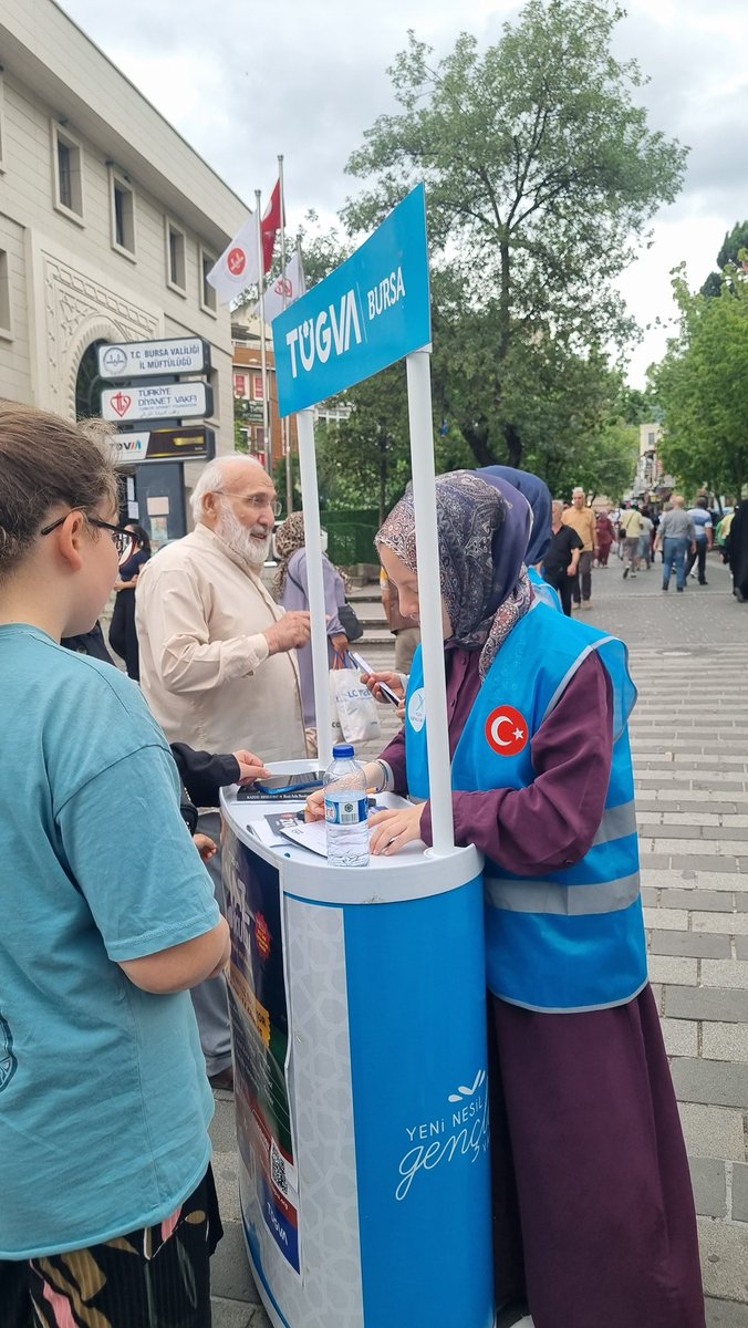 tugvabursa's tweet photo. Yaz Okulu tanıtımlarımıza hız kesmeden devam ediyoruz. Öğrencilerimiz ve velilerimizle bir araya gelerek TÜGVA Yaz Okulu hakkında bilgilendirmelerde bulunuyor, dolu dolu geçecek bir yaz için heyecanımızı paylaşıyoruz. ☀️📚 https://t.co/5gh4XhatxN