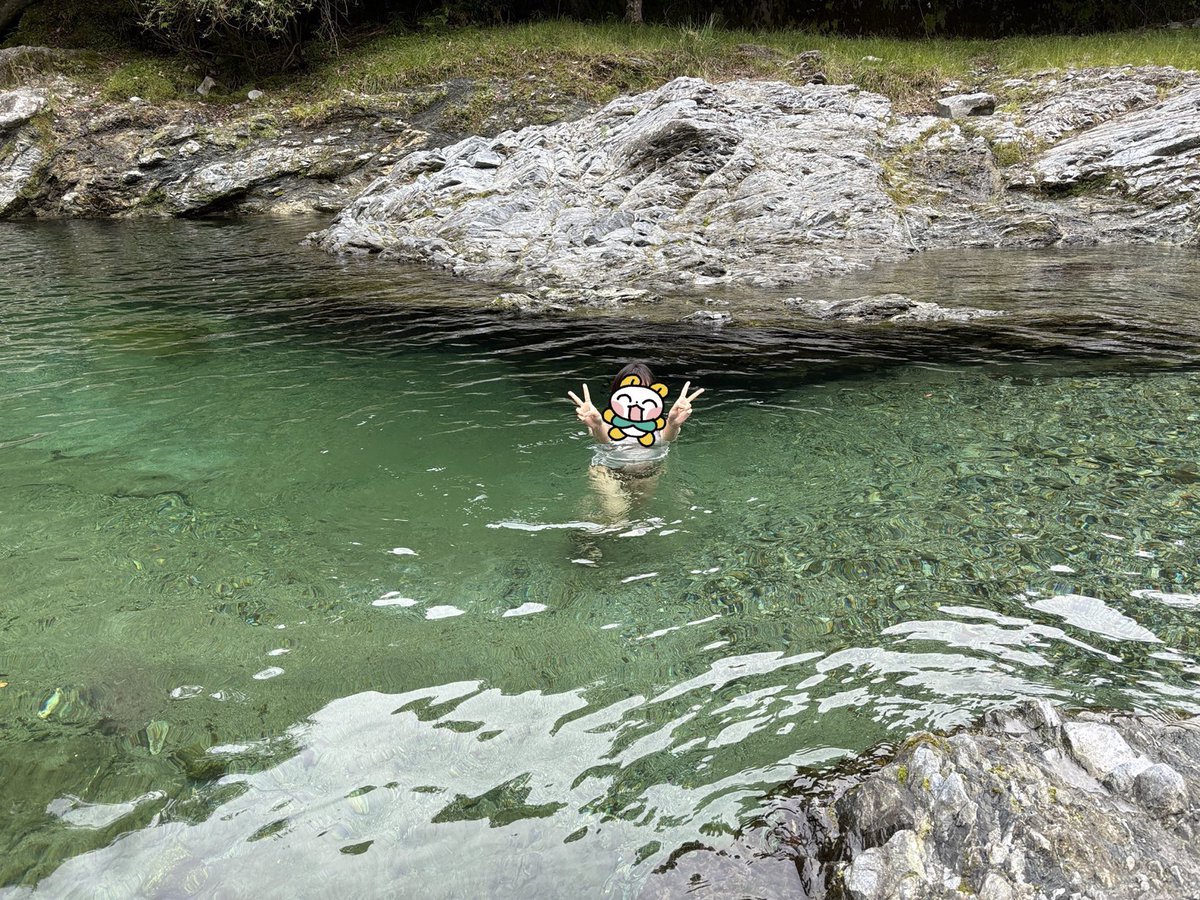 orie13a's tweet photo. この前ドライブでめちゃくちゃ綺麗な川を見つけて、6月頭で水温は低かったんだけど、水着持ってなかったからパンツで泳いだら夫に「両津すぎる」ってと言われて、よく分かんないけどちょっと嬉しかった。

いや、こんなん泳ぐやろ https://t.co/X5SBVPZTtL