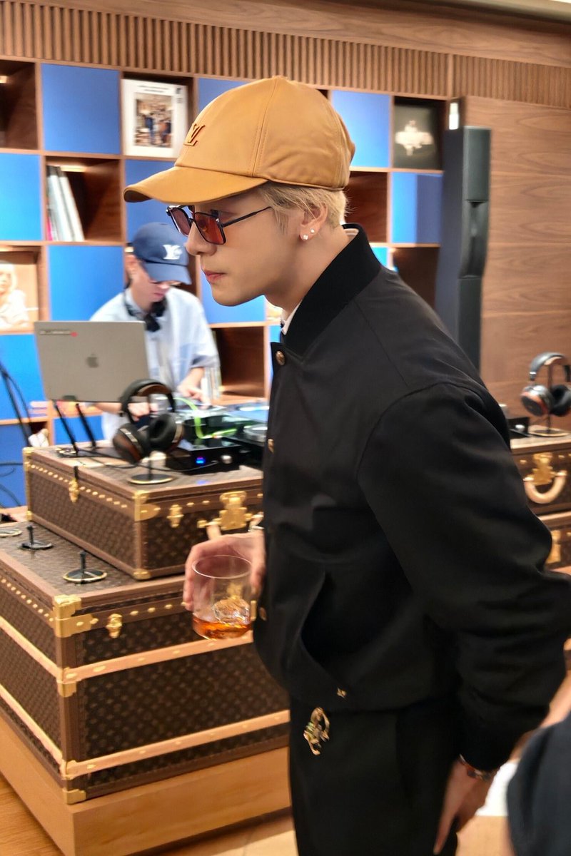 JacksonWGlobal's tweet photo. [XHS] 260701 star~star (1/2)

📸 Jackson Wang at Louis Vuitton for UNICEF event in Shanghai 

#JacksonWang #王嘉尔 #잭슨 #TEAMWANG @JacksonWang852 https://t.co/VbcWjax7Pu