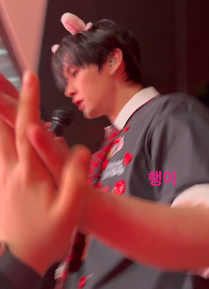 lov2emo8's tweet photo. 민호연애인이냐? https://t.co/AzycWbF3J4