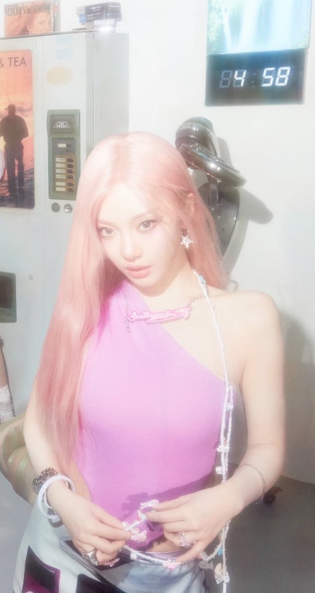 alreadytoloveu's tweet photo. OMG PINK HAIR NINGNING😳😳 https://t.co/lSJHUz7v4z