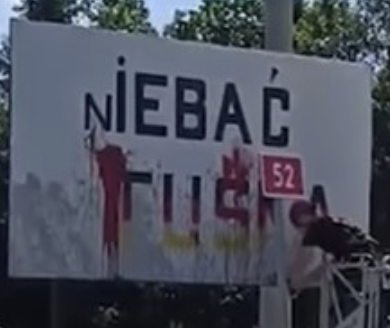 sjastrzebowski's tweet photo. Za ten baner stawiają zarzuty. O rany! https://t.co/qEf4WUlgWM