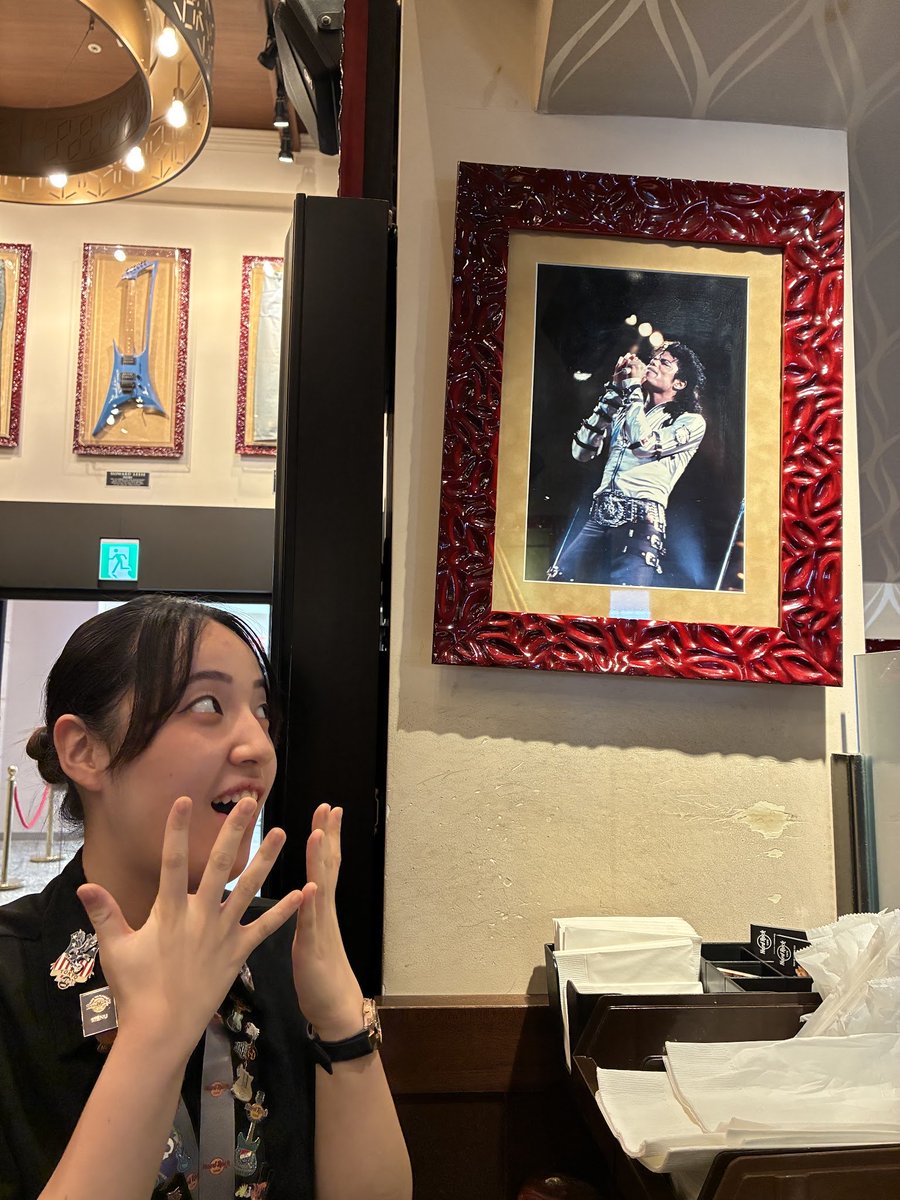 hrcuyenoeki's tweet photo. ハードロックカフェ上野駅東京には、マイケルジャクソンのメモラビリアやお写真がいっぱい✨
本人が実際に着用していたジャケットも展示しているので、是非その目でお確かめください！👀💕

#ハードロックカフェ上野駅東京　　　　#hardrockcafetokyoueno #ハードロックカフェ　　　　　　　　　　　　　#上野　　　　　　　　　　　　　　　　　　　#ueno
#上野駅
#michaeljackson
#マイケルジャクソン