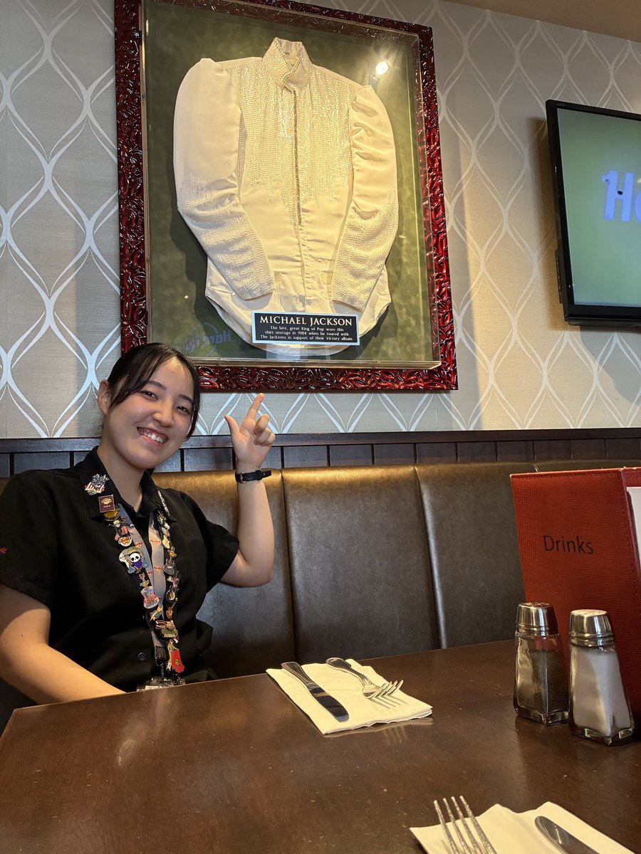 hrcuyenoeki's tweet photo. ハードロックカフェ上野駅東京には、マイケルジャクソンのメモラビリアやお写真がいっぱい✨
本人が実際に着用していたジャケットも展示しているので、是非その目でお確かめください！👀💕

#ハードロックカフェ上野駅東京　　　　#hardrockcafetokyoueno #ハードロックカフェ　　　　　　　　　　　　　#上野　　　　　　　　　　　　　　　　　　　#ueno
#上野駅
#michaeljackson
#マイケルジャクソン