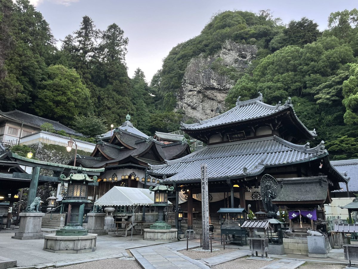 forestbk_'s tweet photo. 陽が落ちる前に寶山寺を参拝。
寶山寺については全く予備知識なく訪れたから、人がおらず、静かで荘厳な境内の雰囲気には感動も一入。
前回の生駒山訪問時に知っていたら、街歩きより優先して参拝に来ていただろう。 https://t.co/ksVDsUYLkt