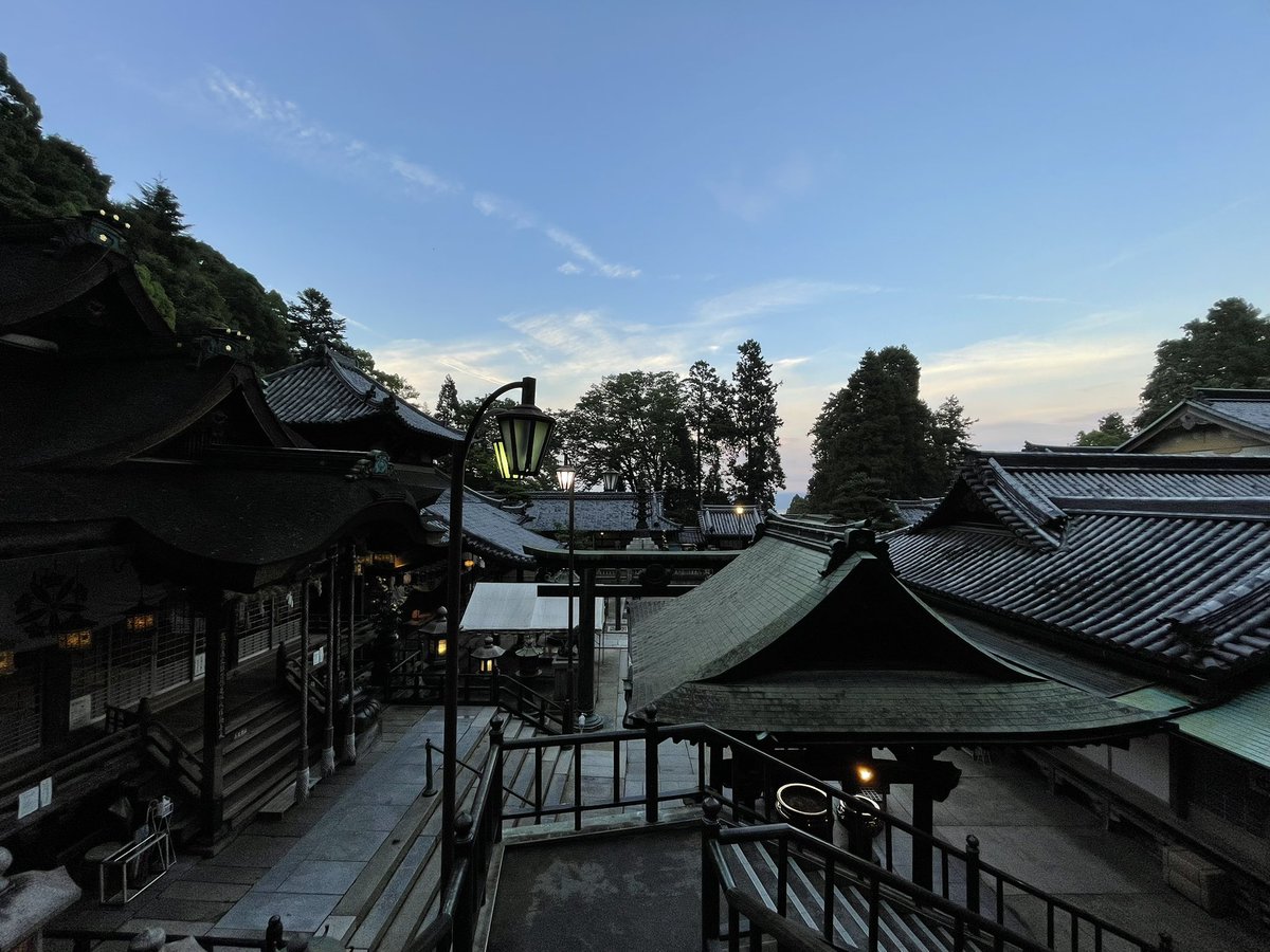 forestbk_'s tweet photo. 陽が落ちる前に寶山寺を参拝。
寶山寺については全く予備知識なく訪れたから、人がおらず、静かで荘厳な境内の雰囲気には感動も一入。
前回の生駒山訪問時に知っていたら、街歩きより優先して参拝に来ていただろう。 https://t.co/ksVDsUYLkt