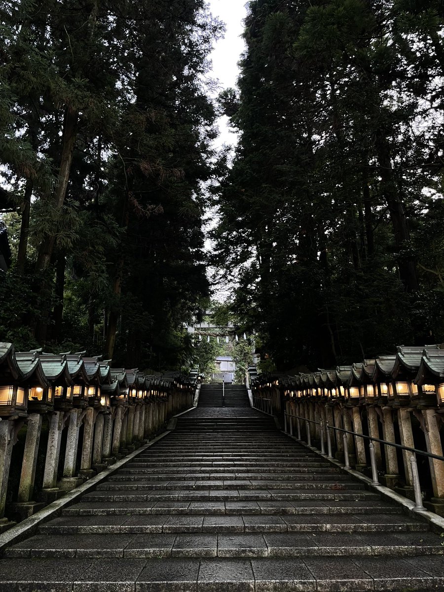 forestbk_'s tweet photo. 陽が落ちる前に寶山寺を参拝。
寶山寺については全く予備知識なく訪れたから、人がおらず、静かで荘厳な境内の雰囲気には感動も一入。
前回の生駒山訪問時に知っていたら、街歩きより優先して参拝に来ていただろう。 https://t.co/ksVDsUYLkt