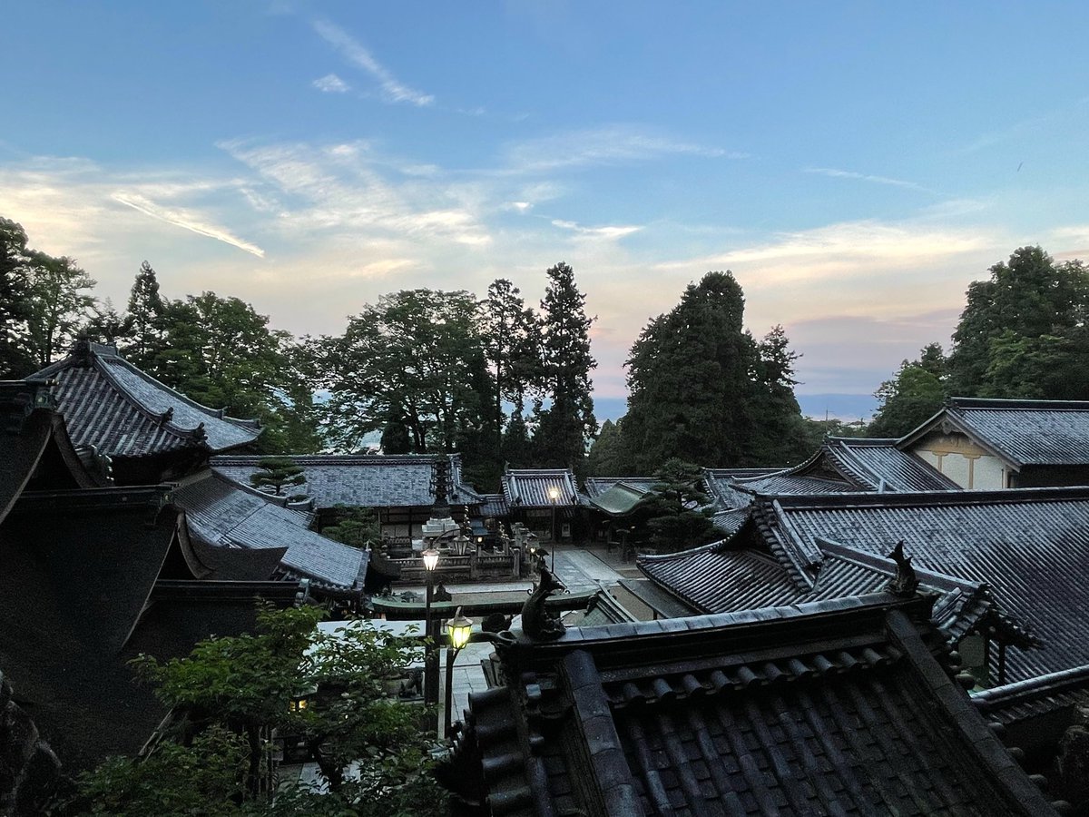 forestbk_'s tweet photo. 陽が落ちる前に寶山寺を参拝。
寶山寺については全く予備知識なく訪れたから、人がおらず、静かで荘厳な境内の雰囲気には感動も一入。
前回の生駒山訪問時に知っていたら、街歩きより優先して参拝に来ていただろう。 https://t.co/ksVDsUYLkt