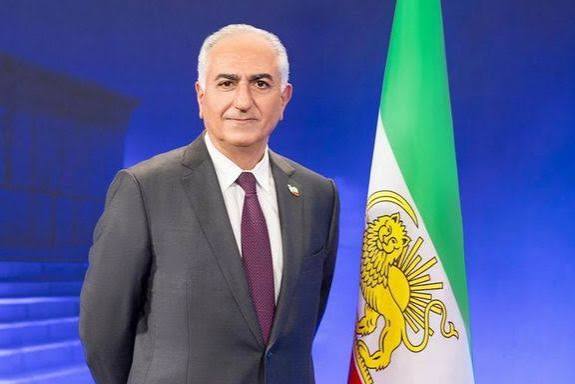 h_shyrazi's tweet photo. تو کل تاریخ معاصر ایران فقط یک نقطه روشن وجود داره اونم پهلویه
عقل سلیم میگه اگه میخوای از تاریکی عبور کنی به سمت منبع نور حرکت کن
مسیر رو پهلوی روشن نگه داشته برای همچین روزی که مردم آگاه میشن و میخوان خودشونو از بند ضحاکیان آزاد کنن مشعل رهایی ما امروز دست پهلویه #پهلوی https://t.co/nwajOjLCLq