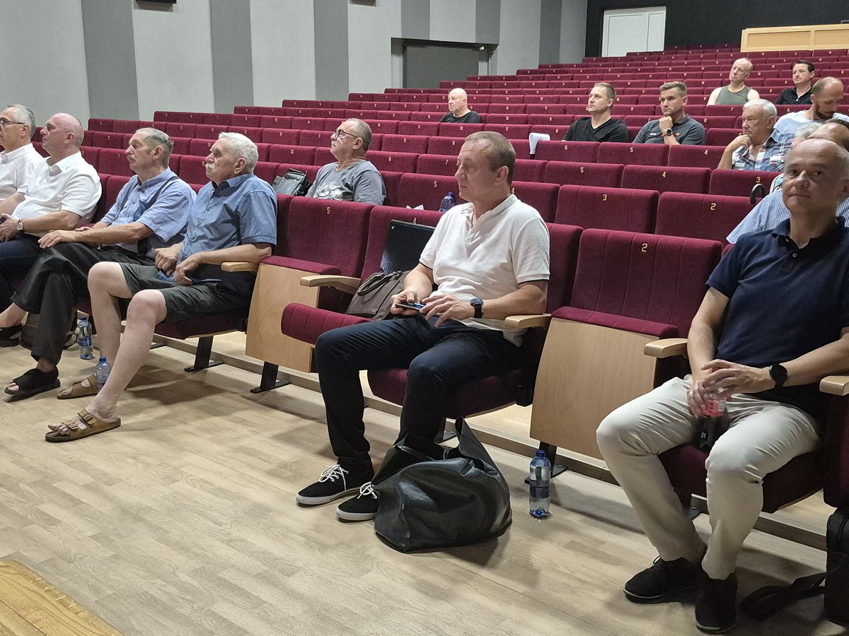 GDDKiA_Opole's tweet photo. Rozpoczęliśmy spotkanie informacyjne związane z rozbudową po powodzi #DK45 w Krapkowicach. Dzisiaj przedstawiamy rozwiązania projektowe dla planowanej inwestycji oraz sposób skomunikowania poszczególnych działek do #DK45. @GDDKiA @MI_GOV_PL https://t.co/5gLGKAnJBn