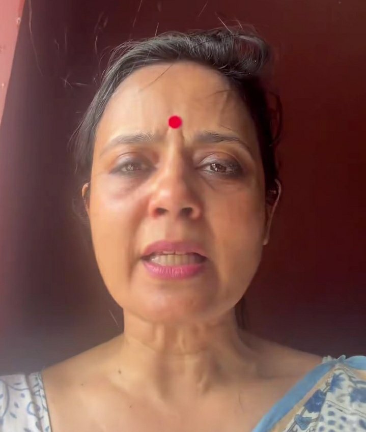 KraantiKumar's tweet photo. महुआ मोइत्रा अपने निर्वाचन क्षेत्र कृष्णागर गयी थीं. यह लोकसभा सीट बंगाल के नादिया जिले में है.

महुआ मोइत्रा जब पार्टी ऑफिस में थीं तभी बीजेपी के कार्यकर्ताओं ने अंडा फेंक कर हमला करना शुरू किया.

महुआ मोइत्रा ने इस घटना का वीडियो बनाकर एक्स पर पोस्ट किया. महुआ मोइत्रा को पेट में चोट लगी है, उन्होंने वीडियो में पेट में लगी चोट को दिखाया.

पुलिस को फ़ोन किया तो पुलिस काफी देरी से आयी और मूकदर्शक बनकर खड़ी हो गयी. TMC पार्टी दफ्तर के बाहर भीड़ को नही हटाया. 

महुआ मोइत्रा लोकसभा की सदस्य हैं, एक सांसद के साथ ऐसा घटना नही होनी चाहिए. महुआ मोइत्रा को जेड प्लस सुरक्षा मिलनी चाहिए. ममता बनर्जी के साथ निडरता के ये महिला खड़ी है, अपना ईमान नही बेचा.