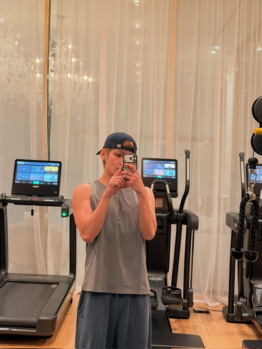 sugamihoney's tweet photo. 🐻 Estoy verdaderamente agradecido de que quieran darnos la bienvenida y apoyarnos, pero si es posible, les agradecería mucho que se abstuvieran de venir al frente de nuestro hotel. Una de las razones es que no quiero compartir dónde nos estamos quedando, y también puede afectar mi condición para la actuación, así que les pido su comprensión. Además, mientras estoy de gira, el tiempo que tengo para visitar buenos restaurantes, pasear y disfrutar cómodamente del país es muy precioso para mí. Así que, de ahora en adelante, espero que no vengan más al frente de nuestro hotel. Les pido amablemente su consideración

PORFAVOR HAGAN CASO, ENTIENDAN Y RESPETEN 🙏🏻